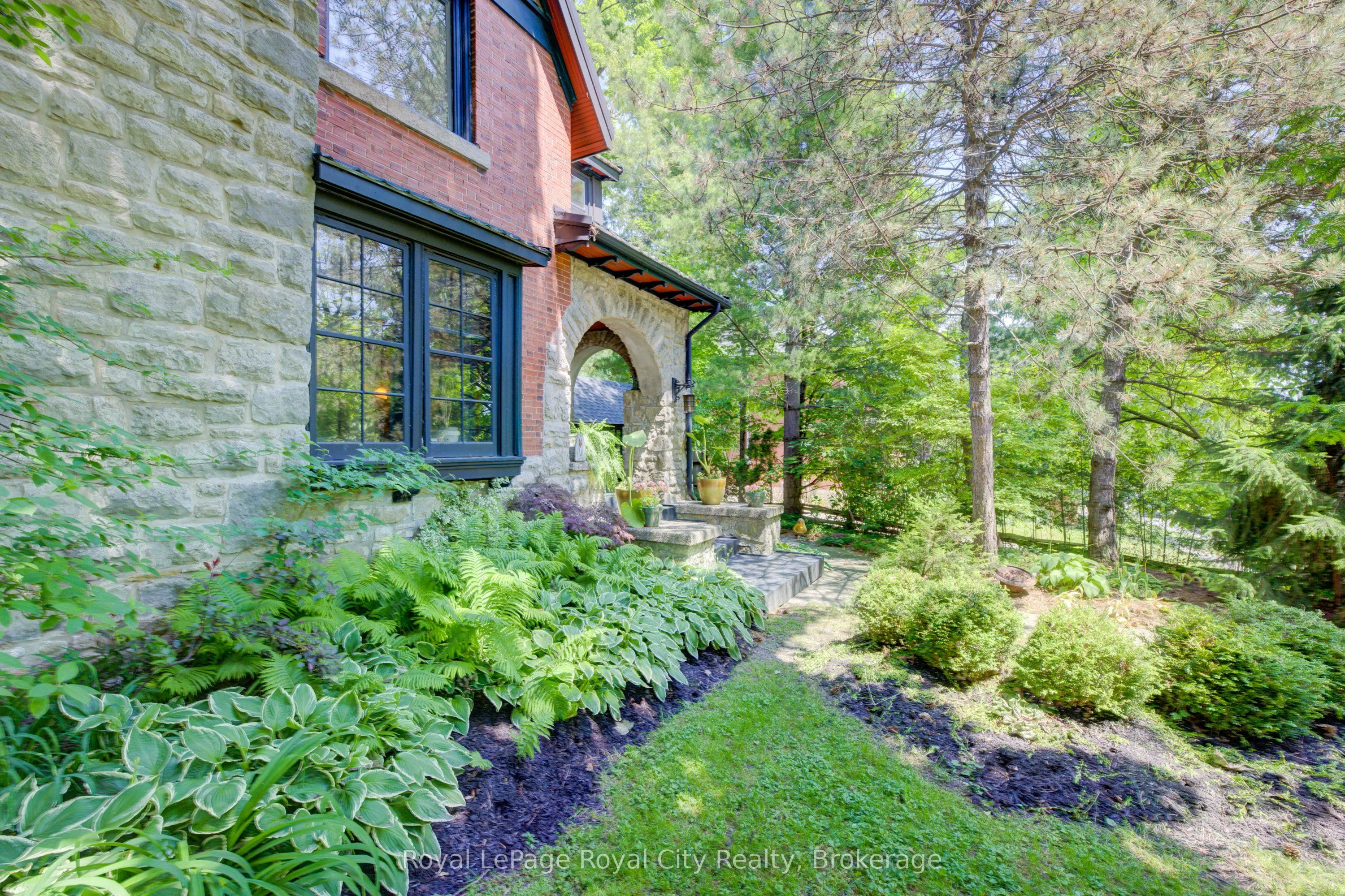 513 ST ANDREW Street W