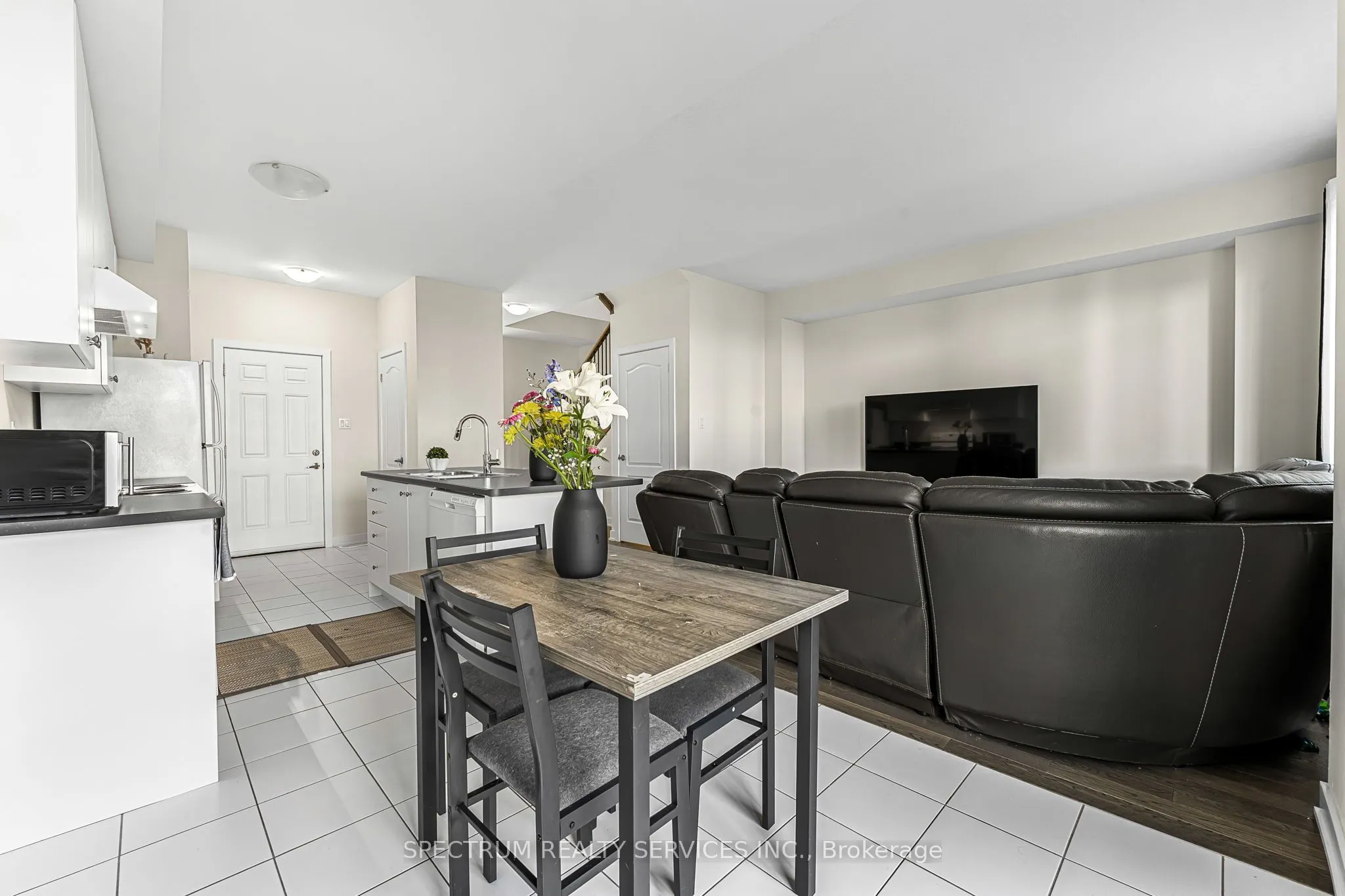 125 Keelson Street E