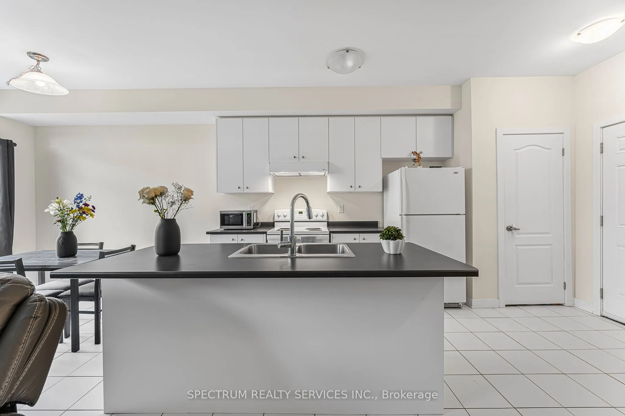 125 Keelson Street E