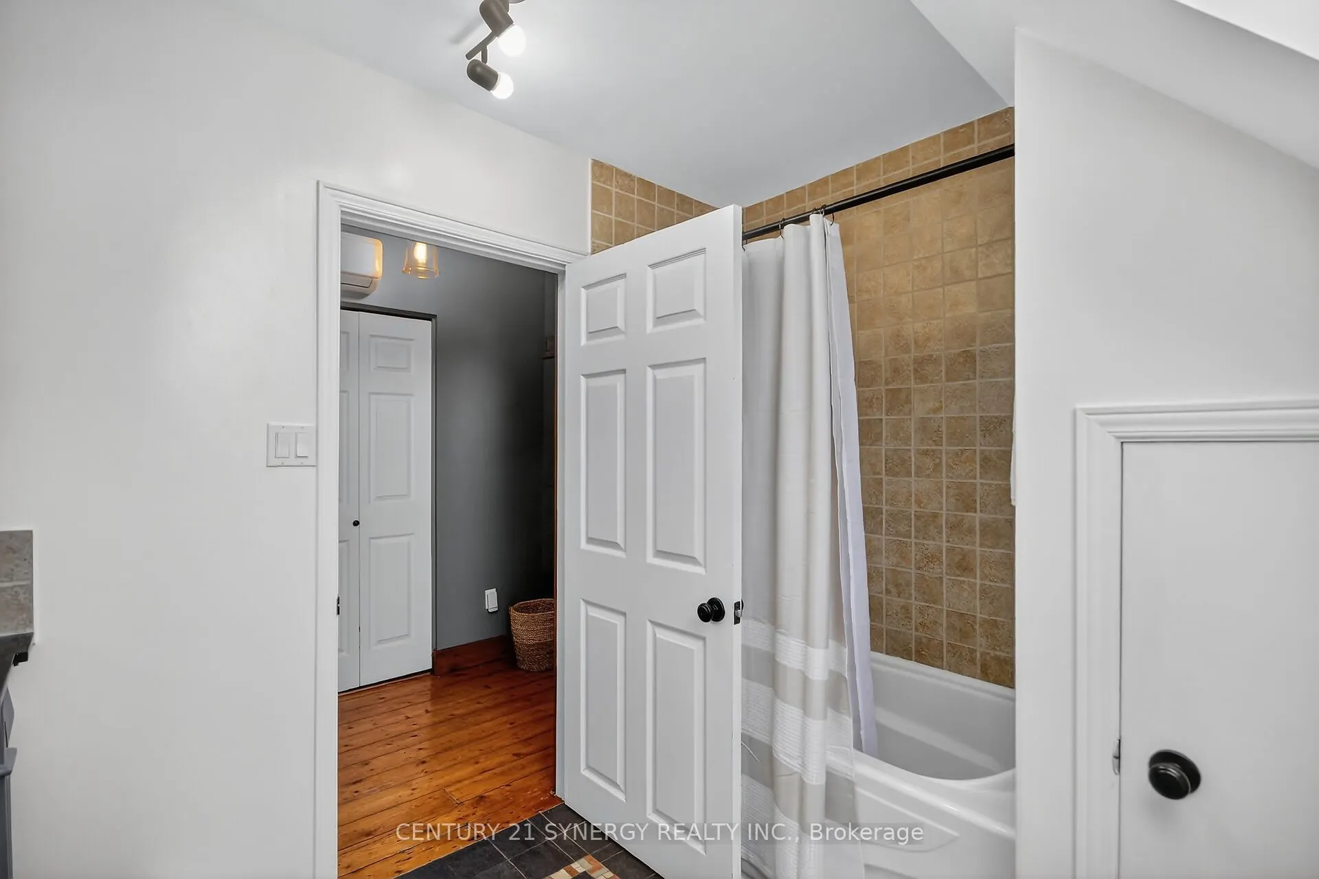 103 Queen Charlotte Street