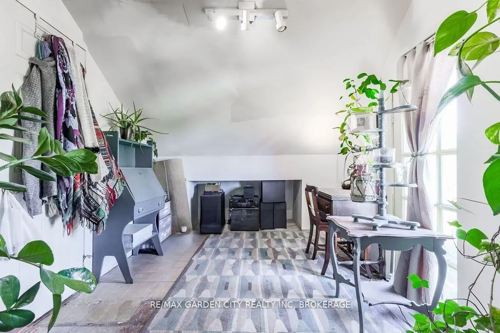 1009 Cannon Street E