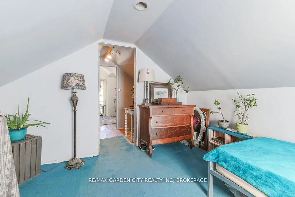 1009 Cannon Street E