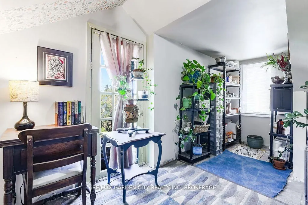 1009 Cannon Street E