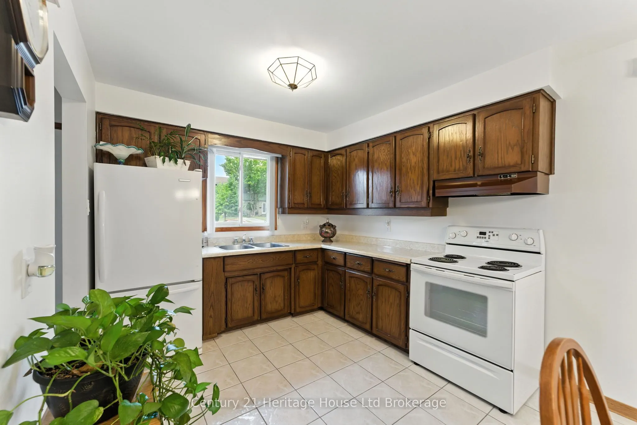 1043 Canfield Crescent