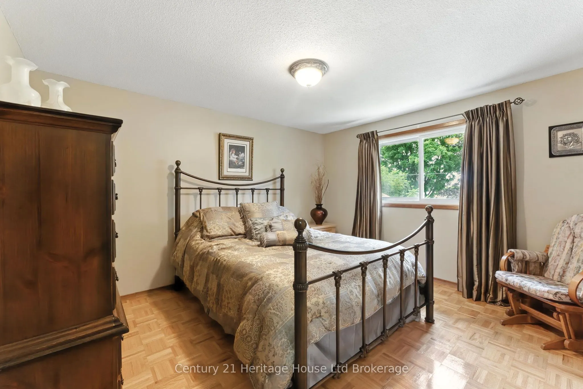 1043 Canfield Crescent