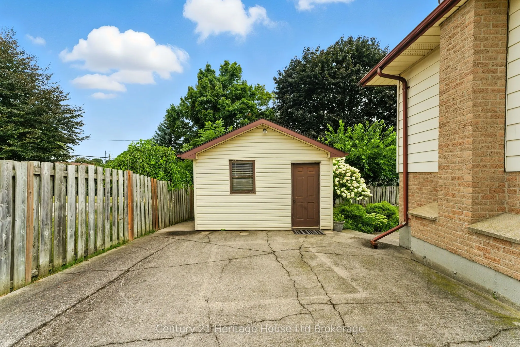 1043 Canfield Crescent