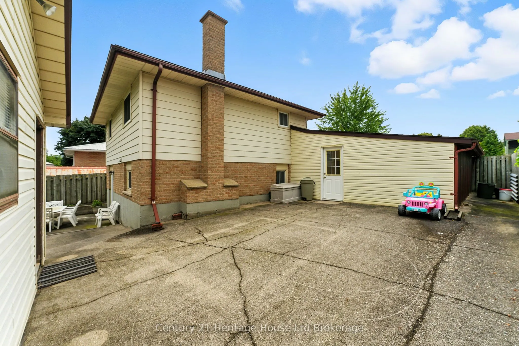 1043 Canfield Crescent