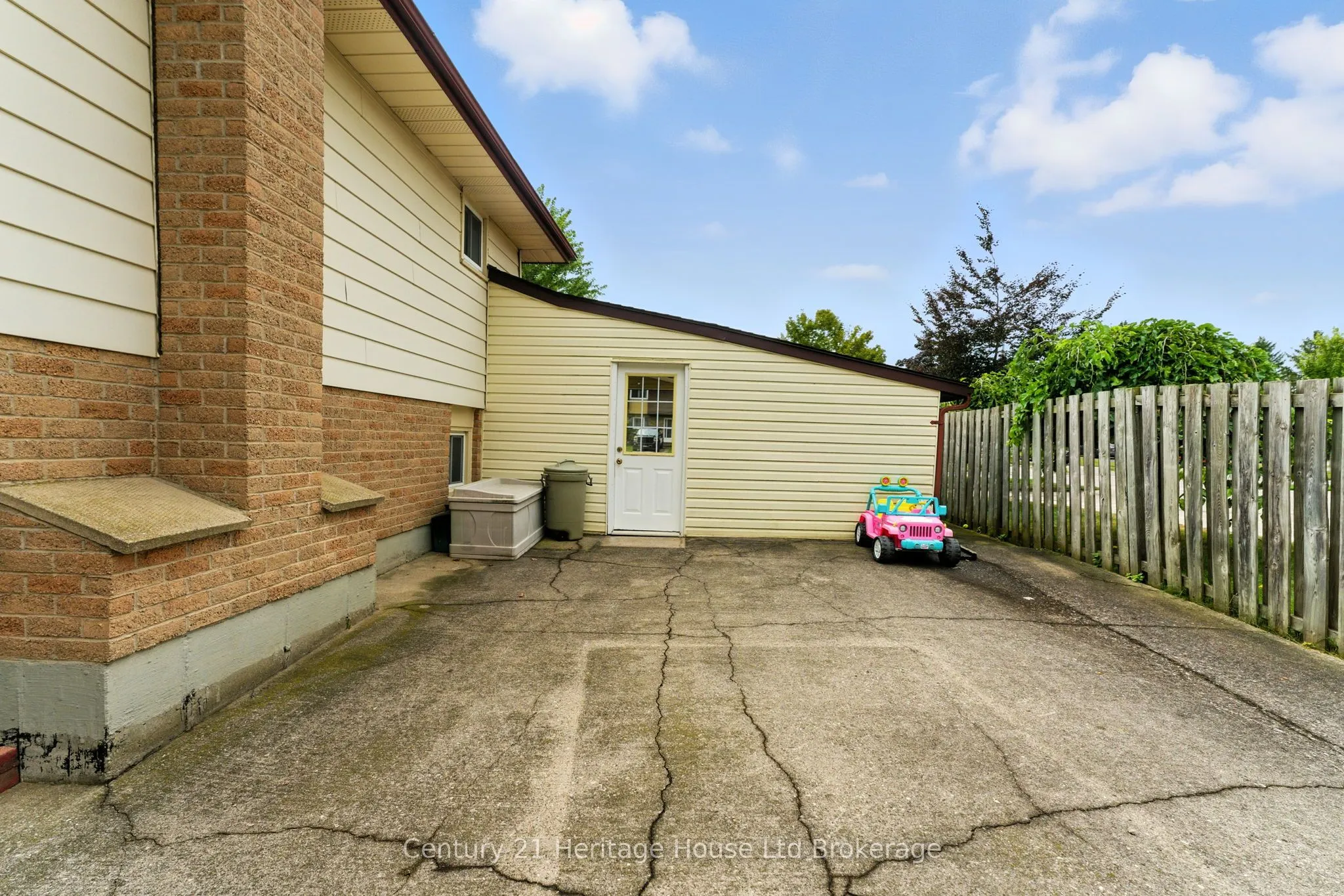 1043 Canfield Crescent