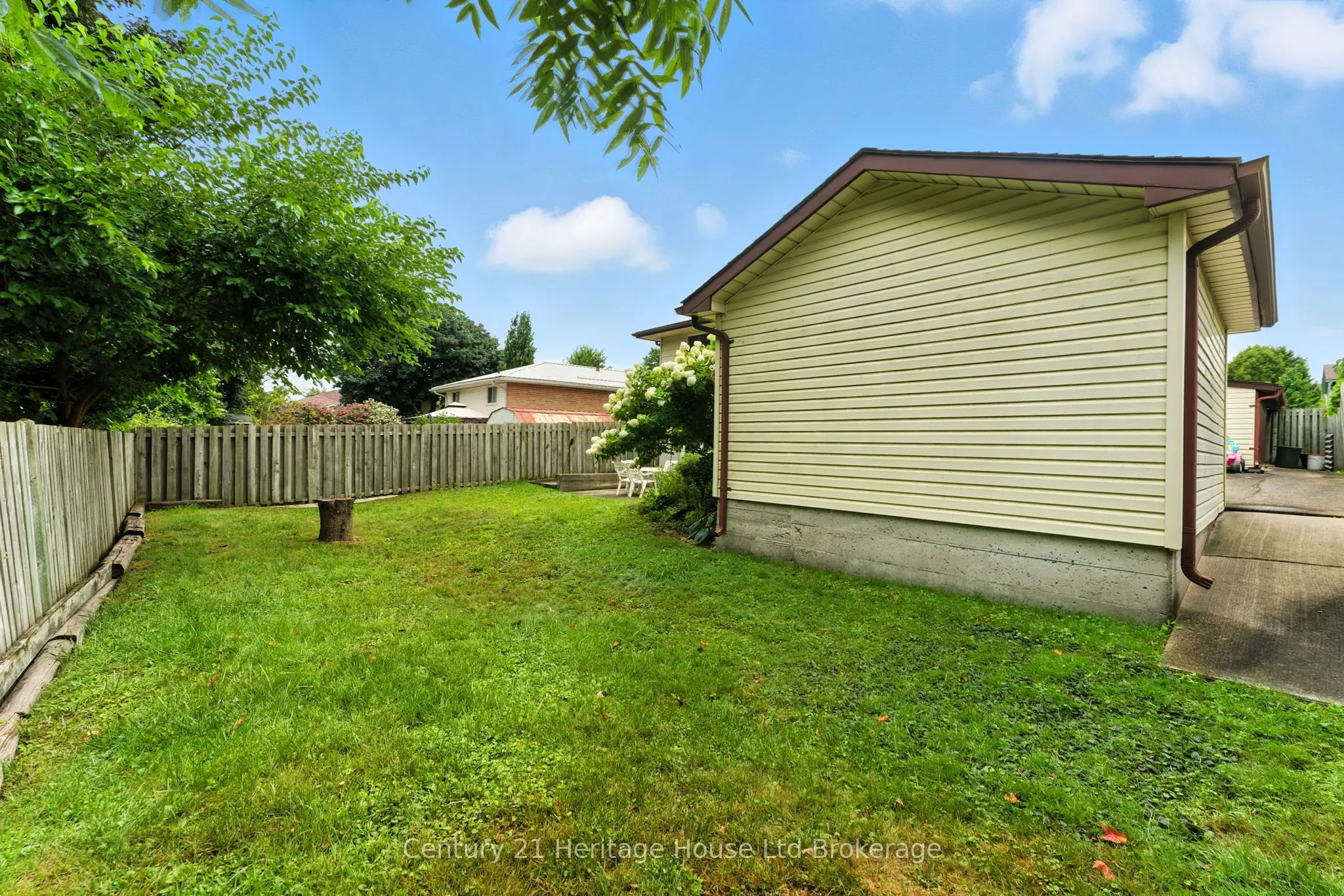 1043 Canfield Crescent