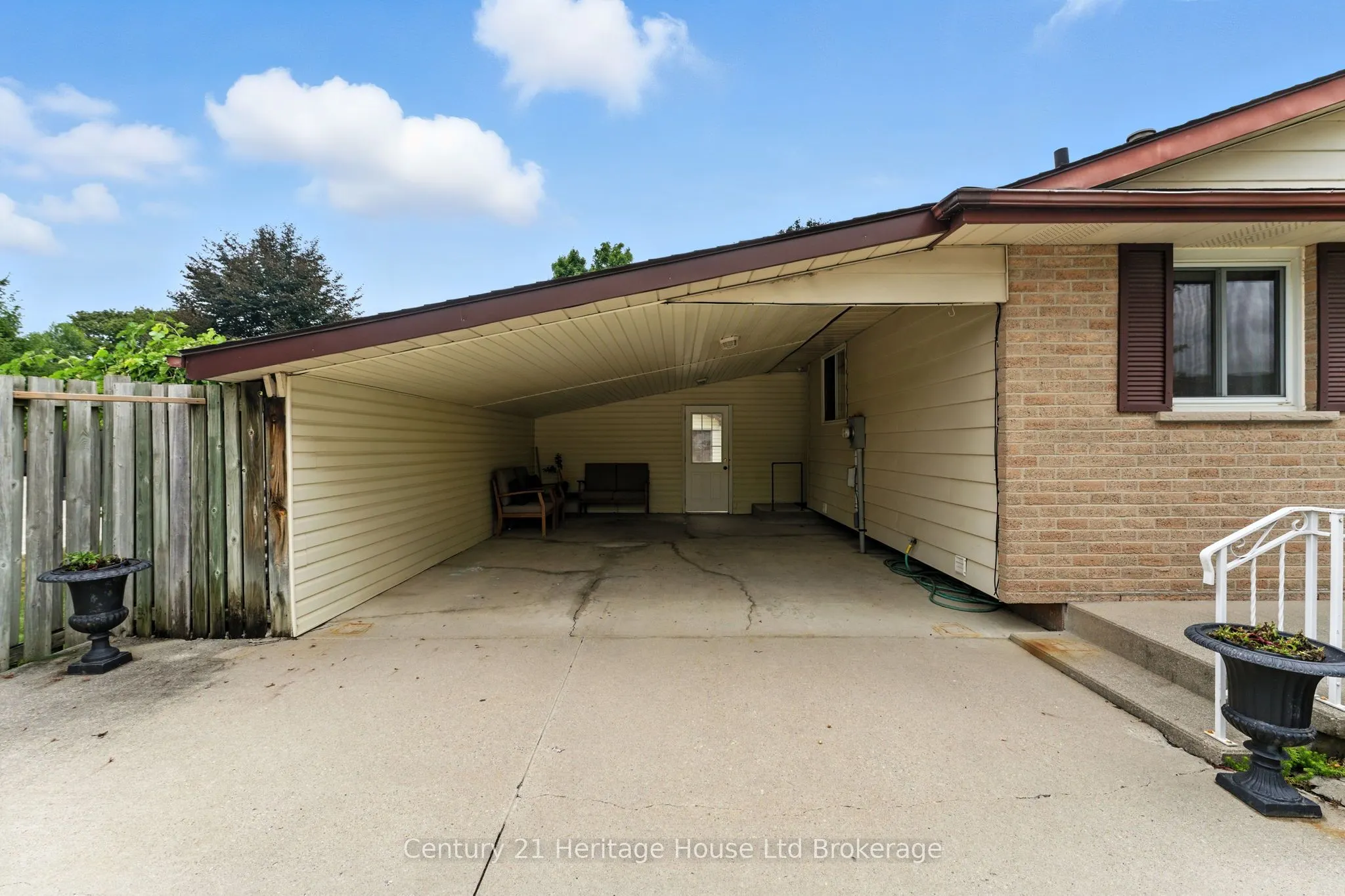 1043 Canfield Crescent