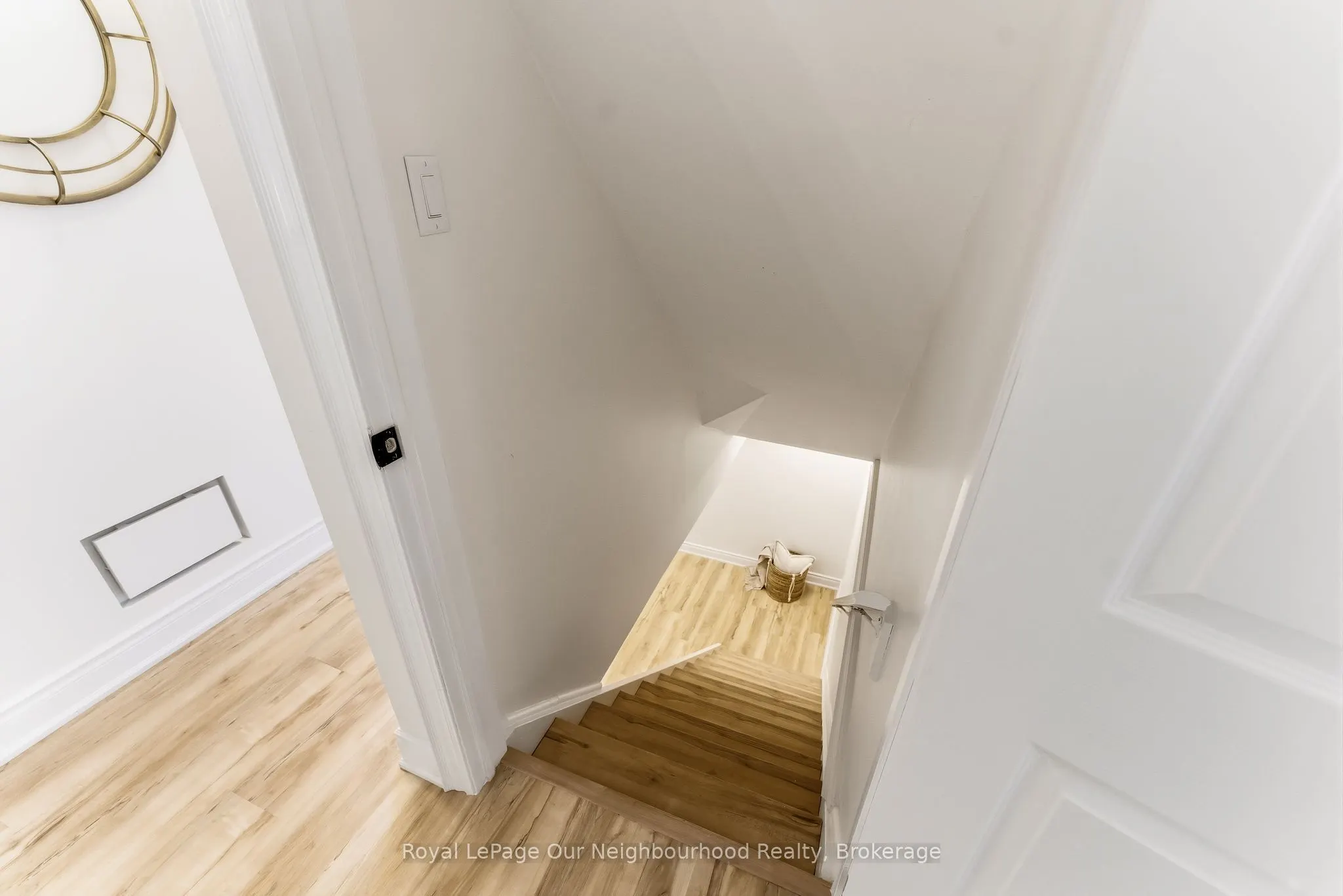 2552 Farmcrest Avenue