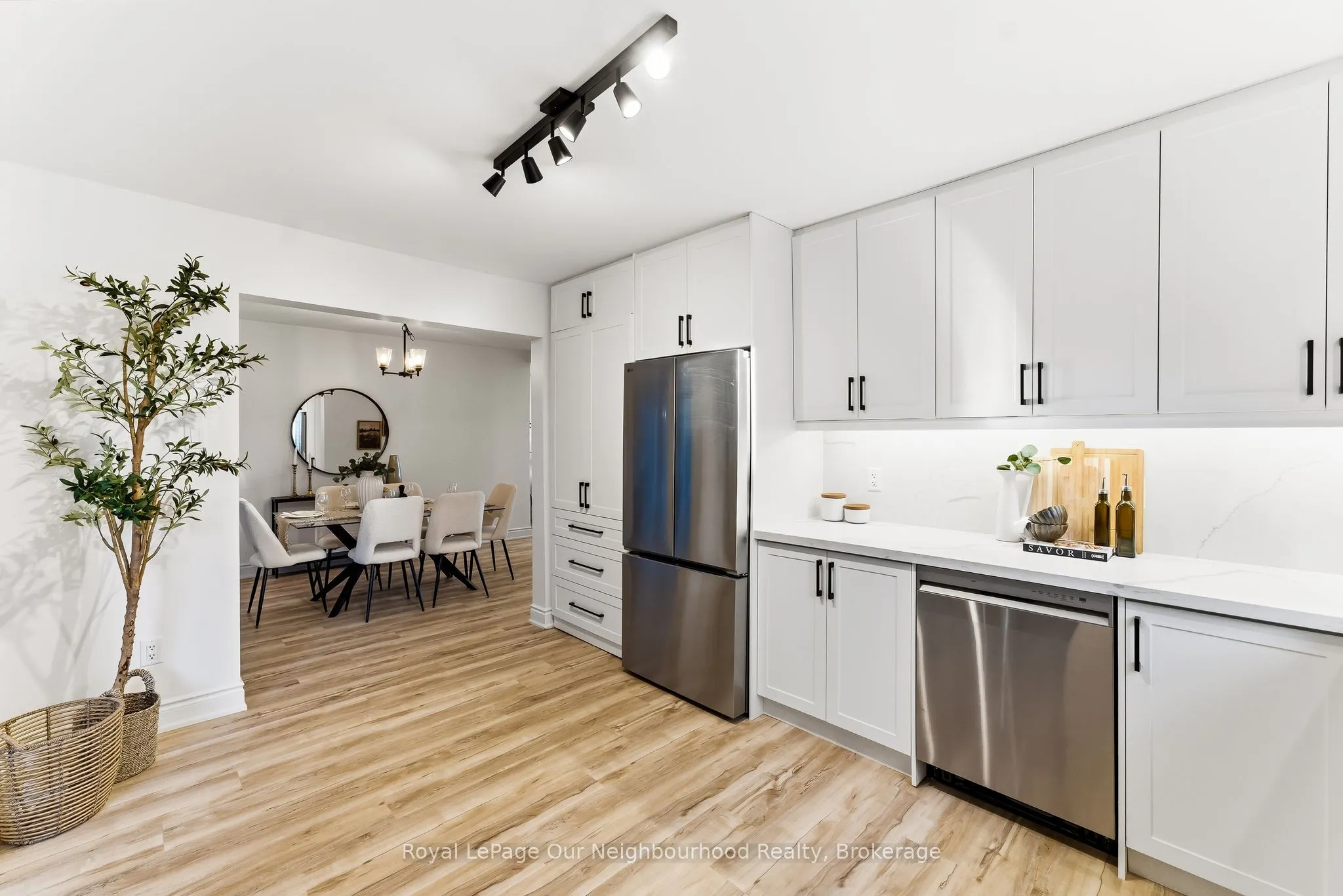 2552 Farmcrest Avenue