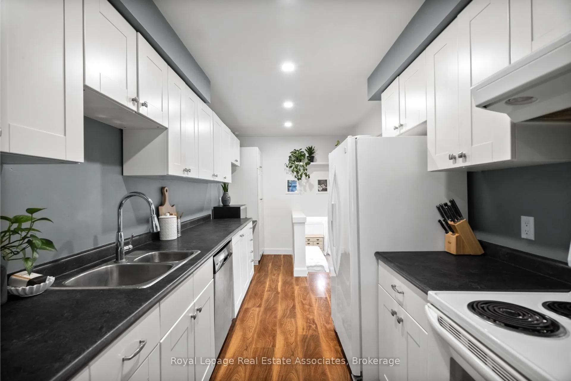 86 Queensdale Crescent