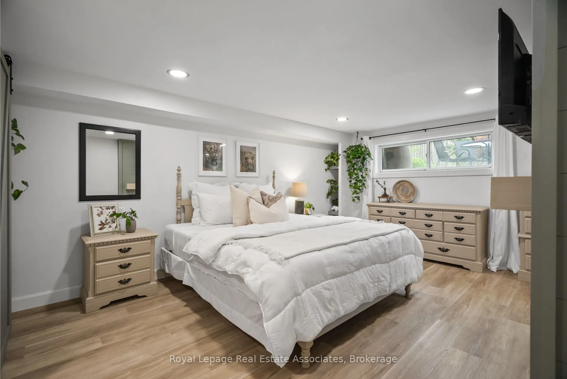 86 Queensdale Crescent