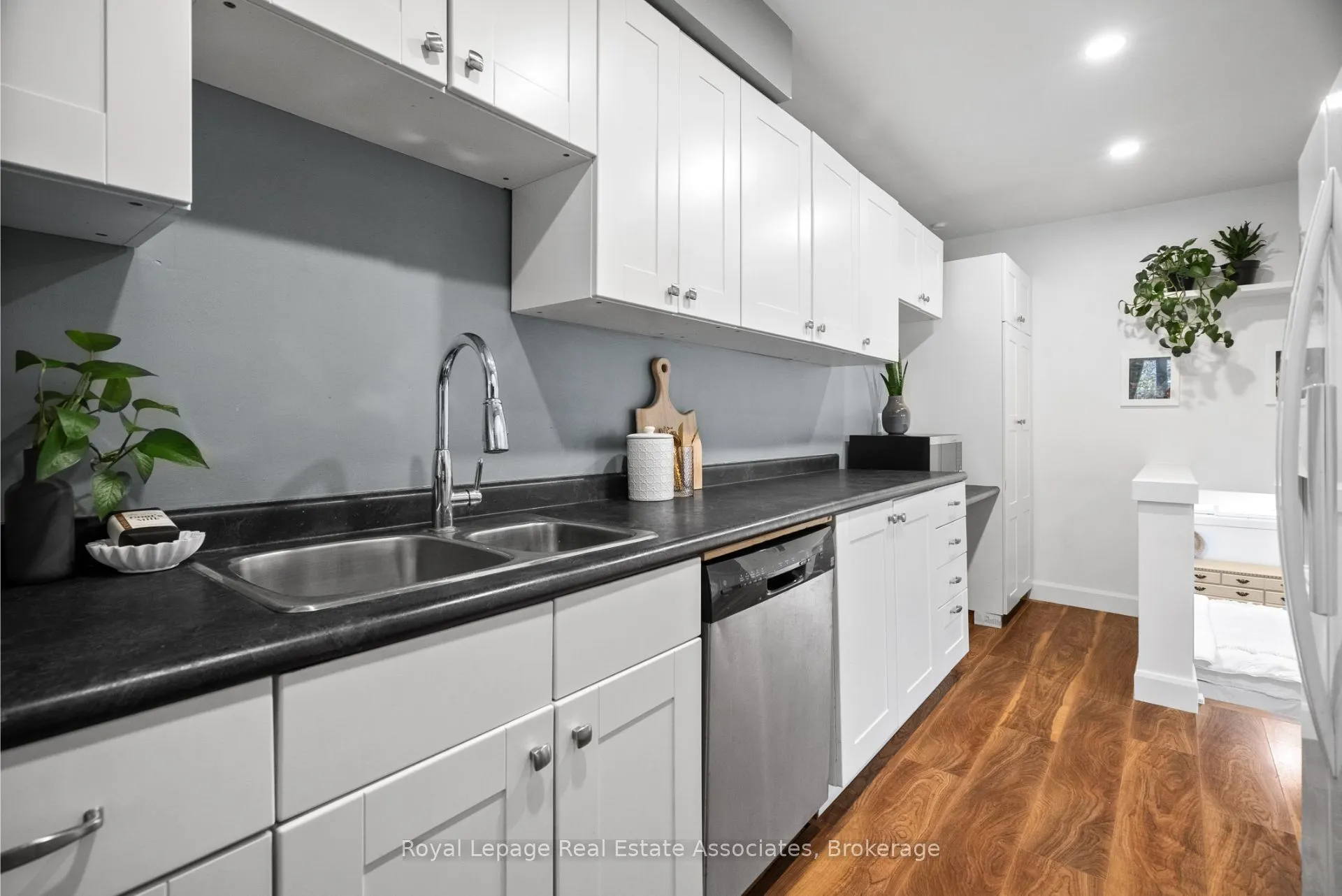 86 Queensdale Crescent