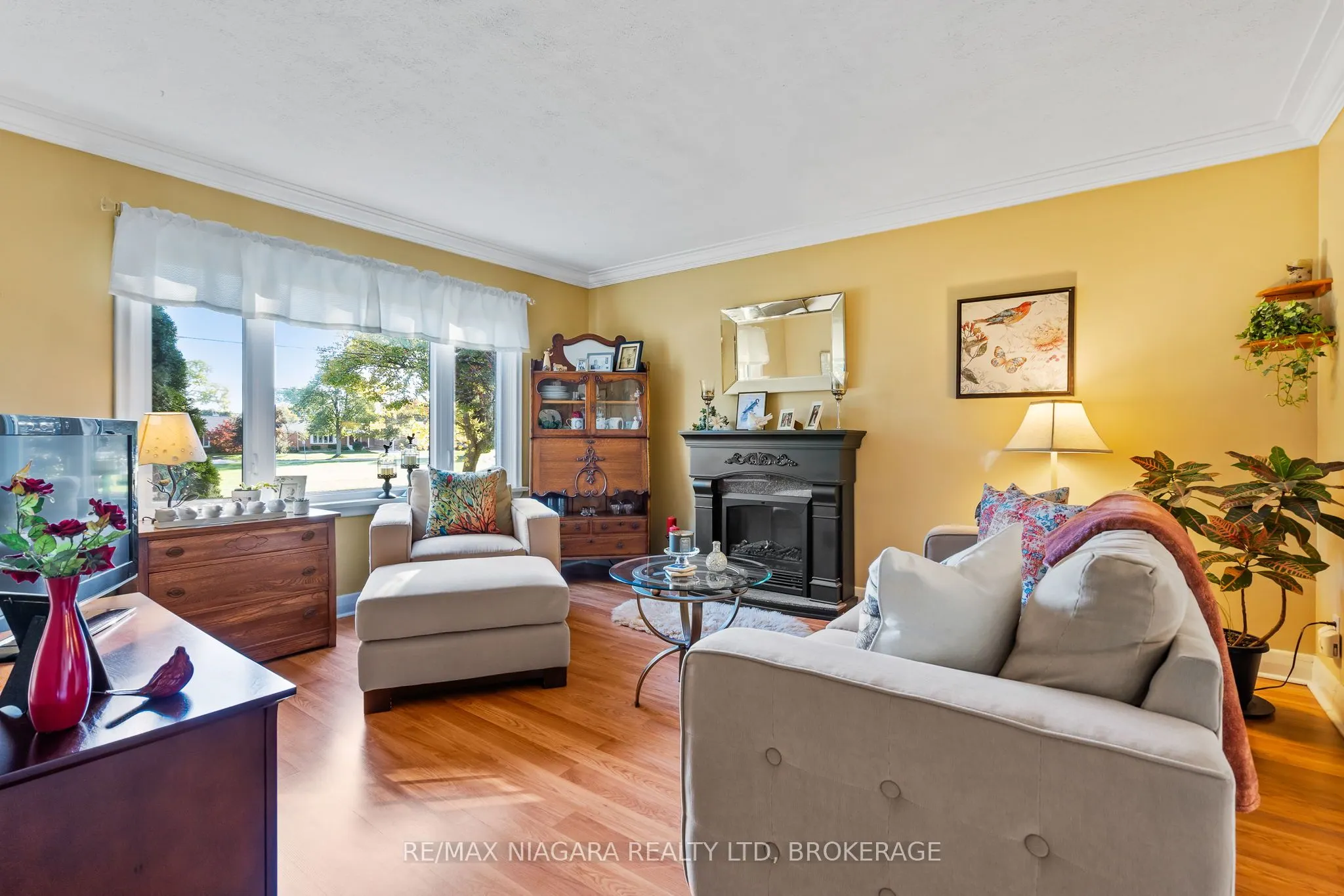 85 Golden Boulevard W