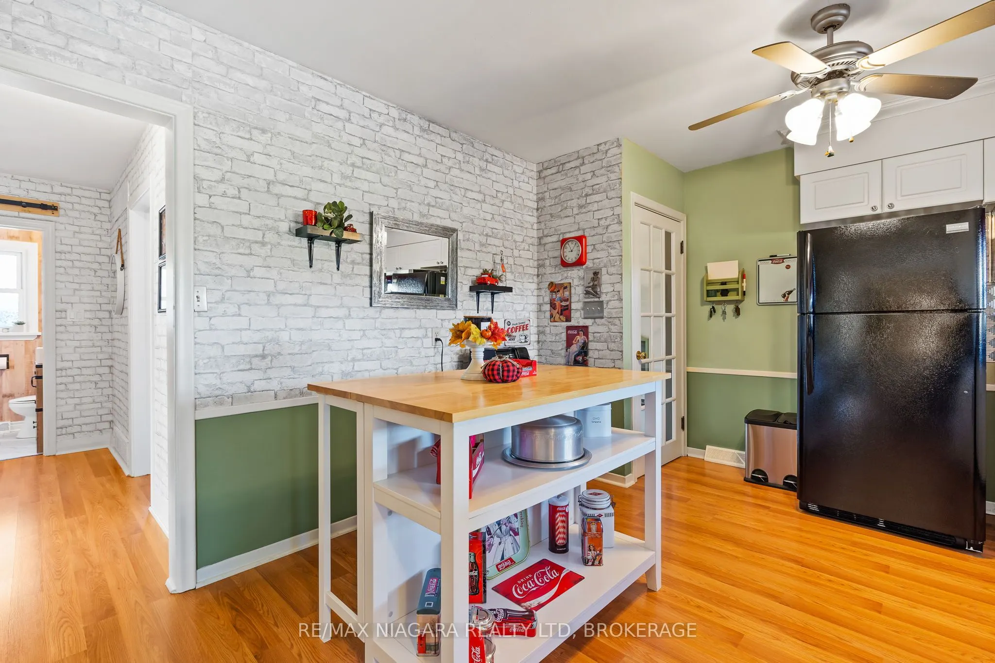 85 Golden Boulevard W