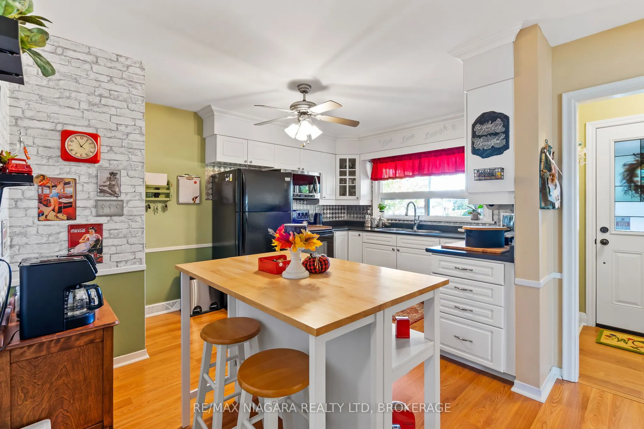 85 Golden Boulevard W