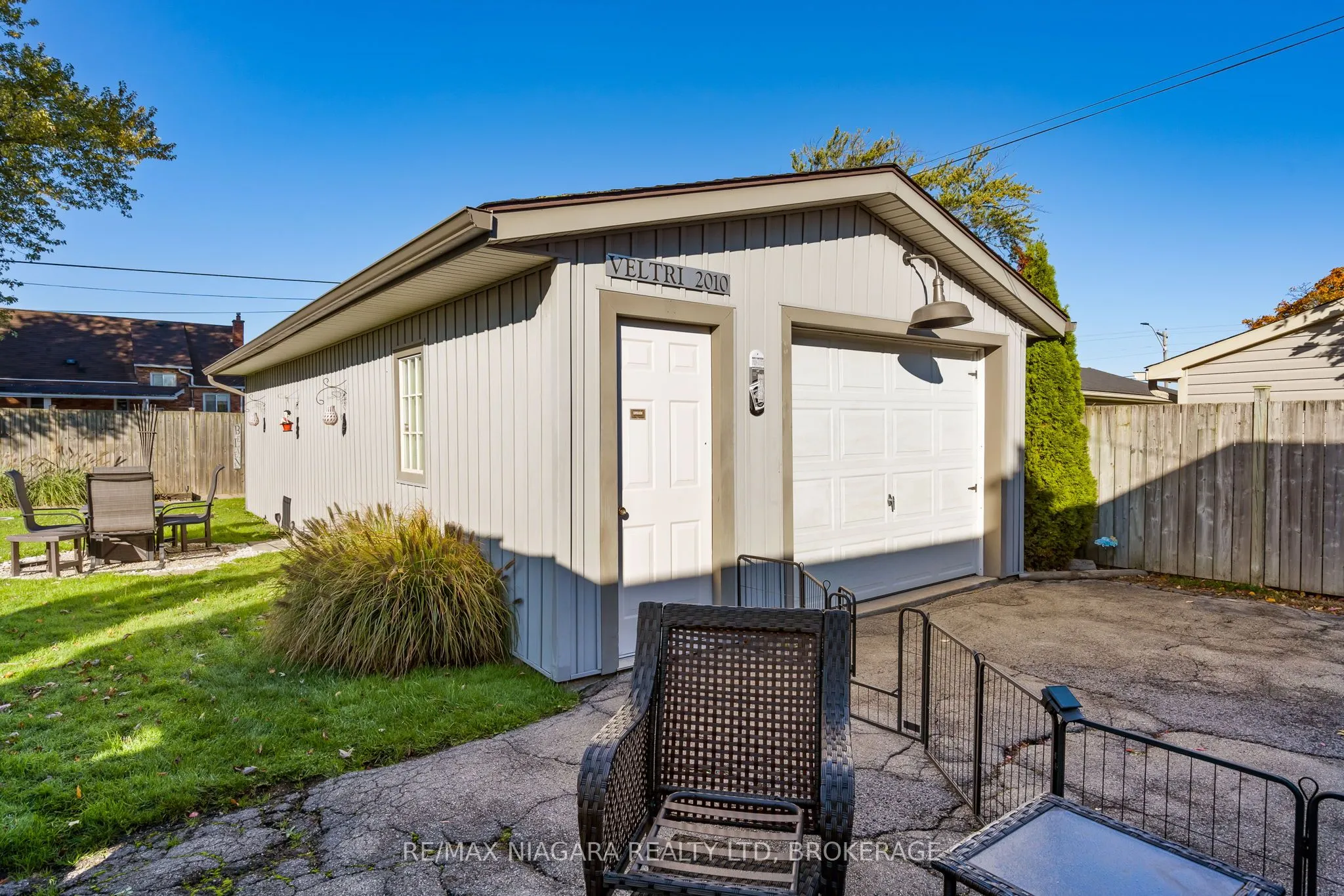 85 Golden Boulevard W