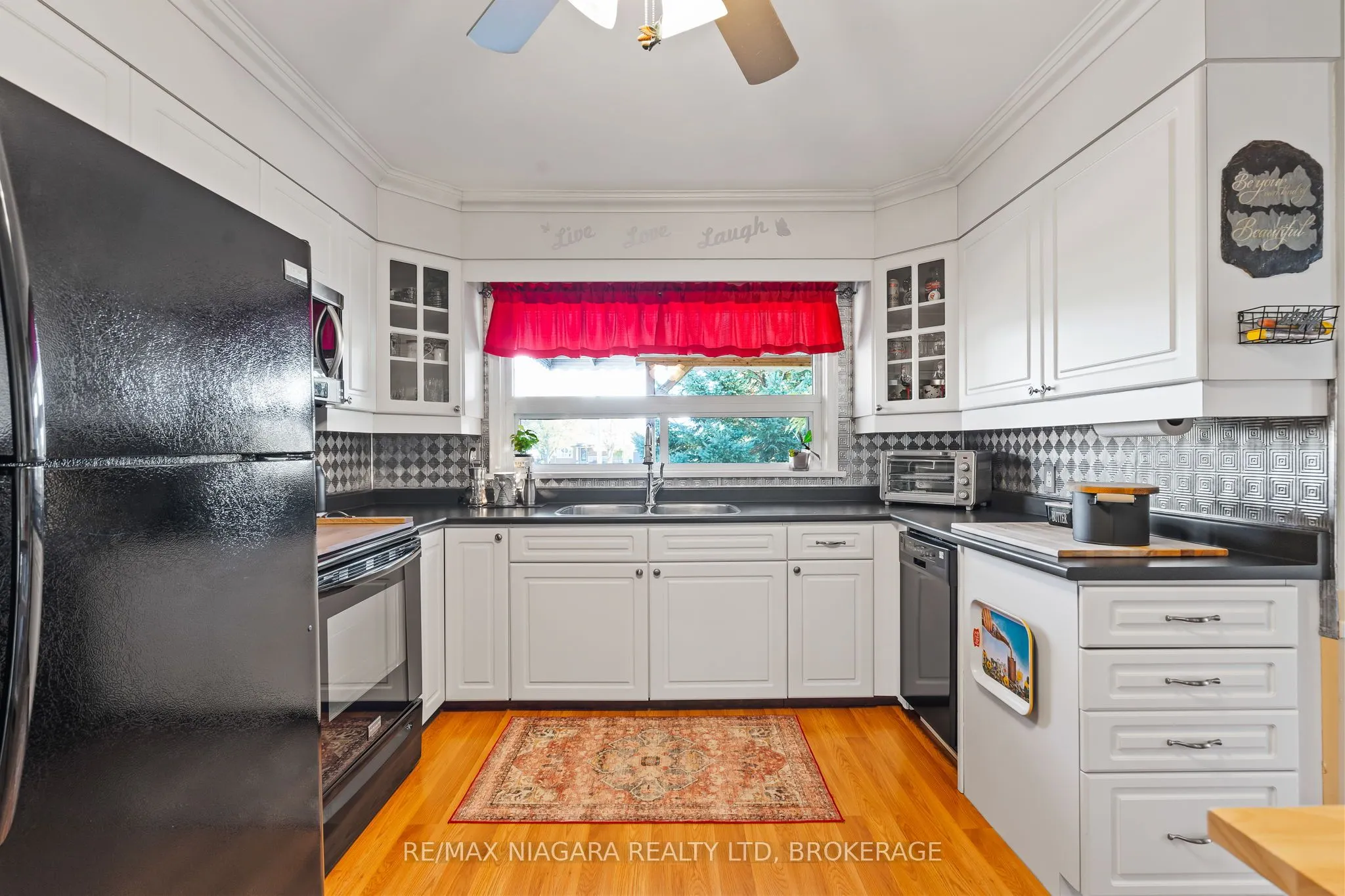 85 Golden Boulevard W