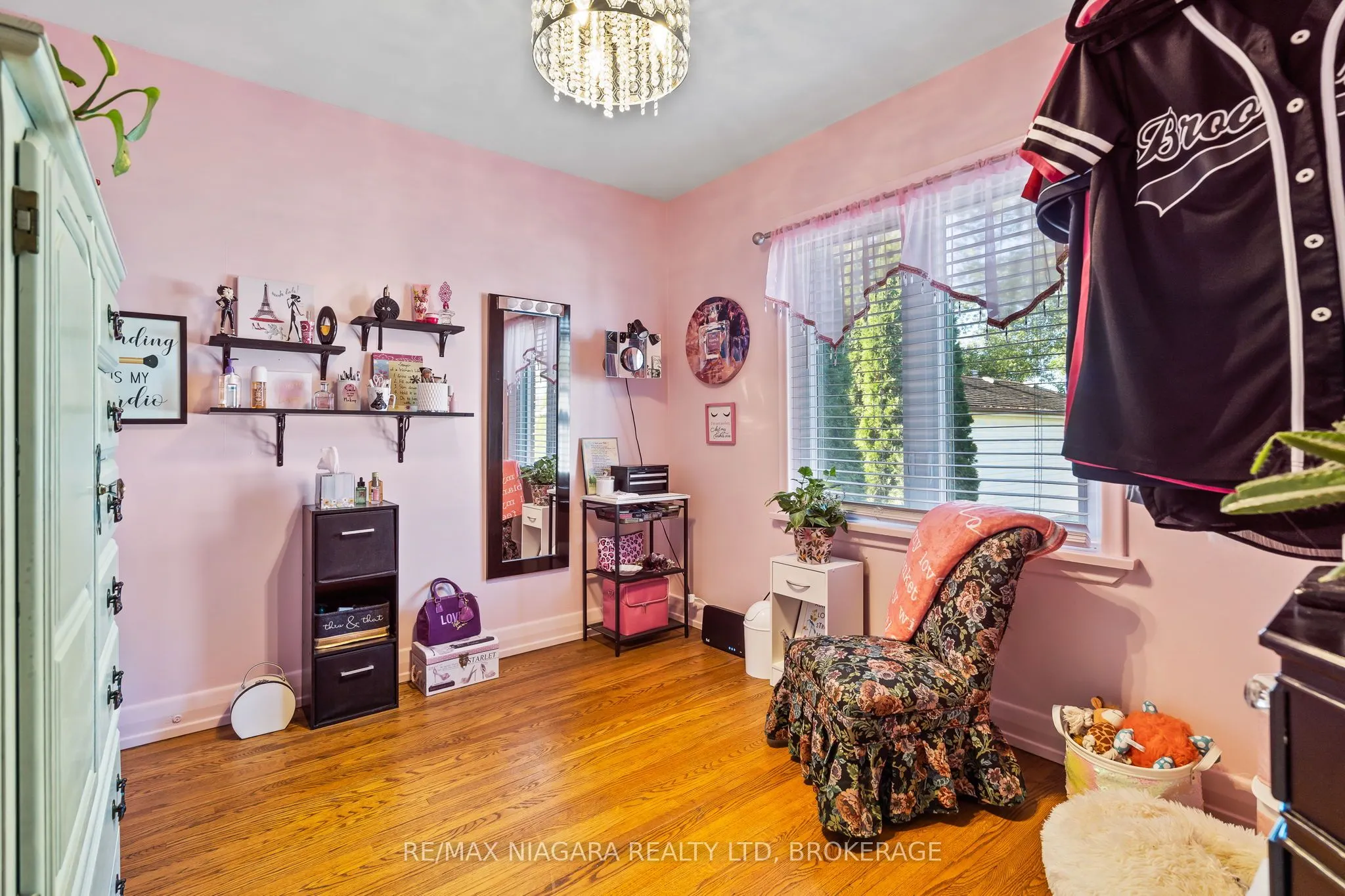 85 Golden Boulevard W