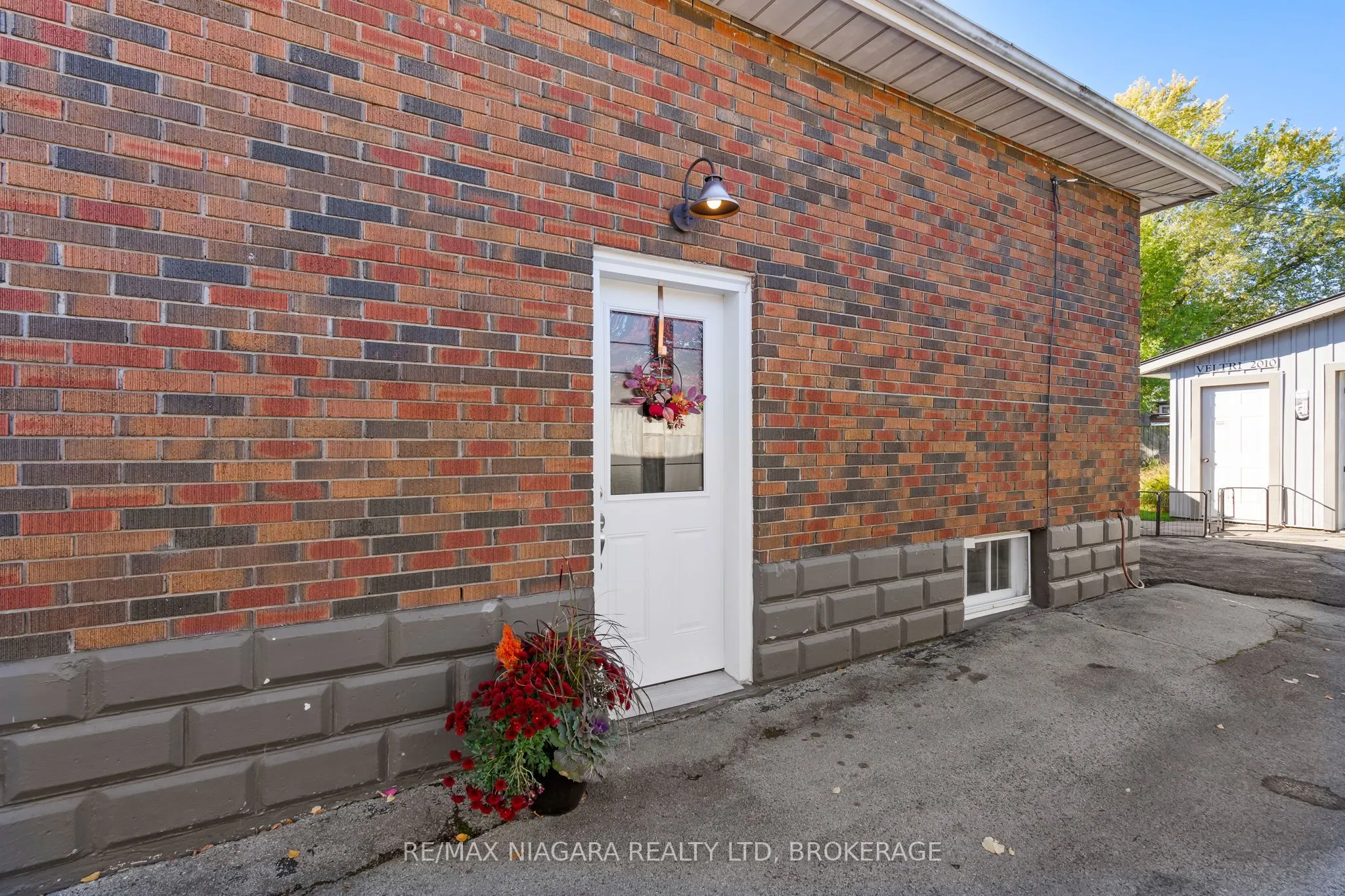 85 Golden Boulevard W