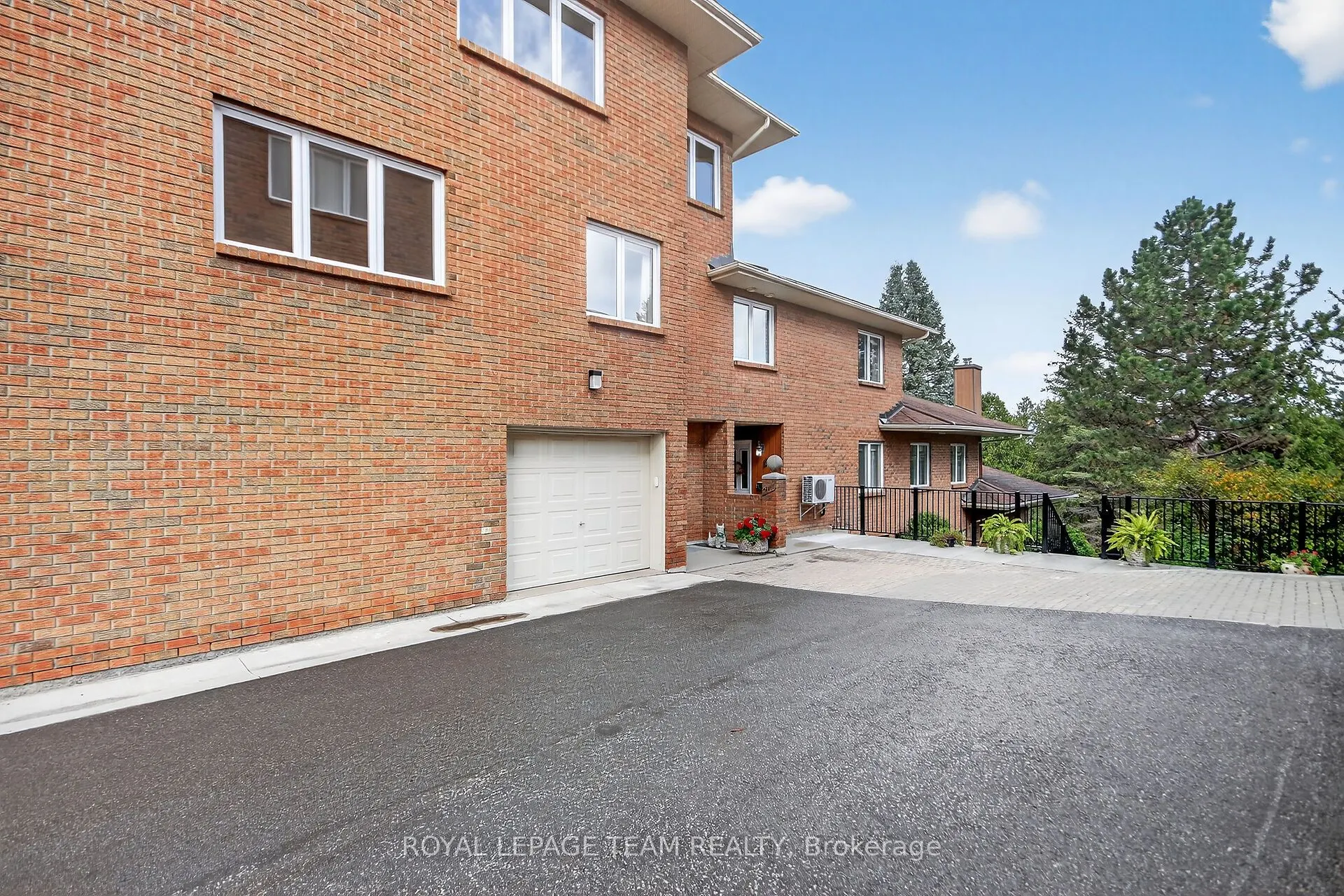 206 Stratas Court, #15