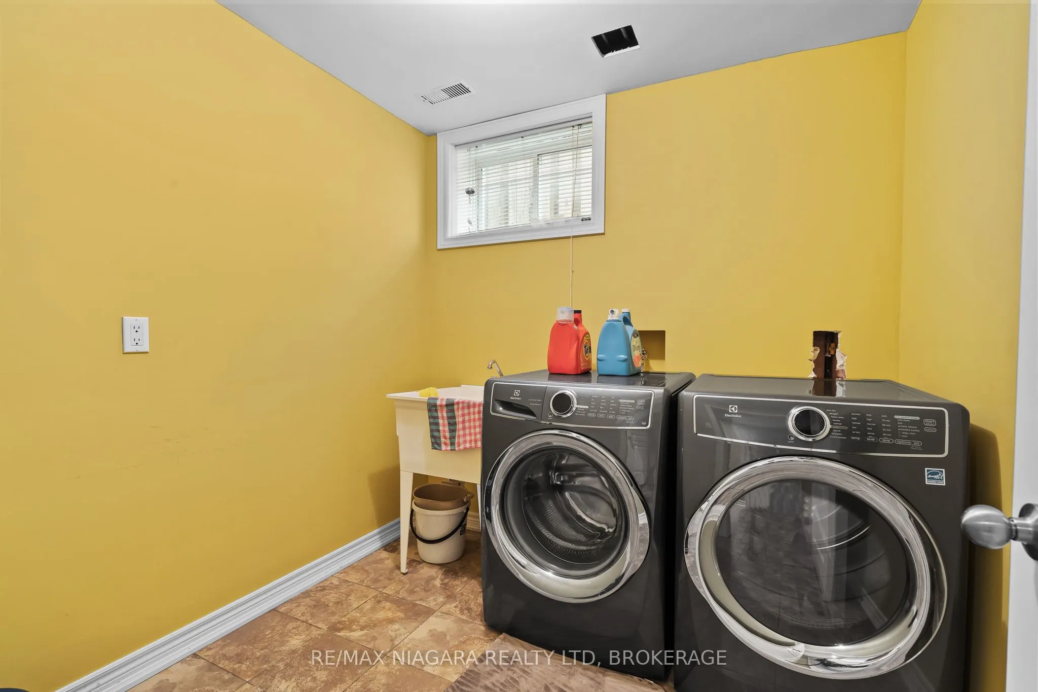 6877 Courtney Crescent