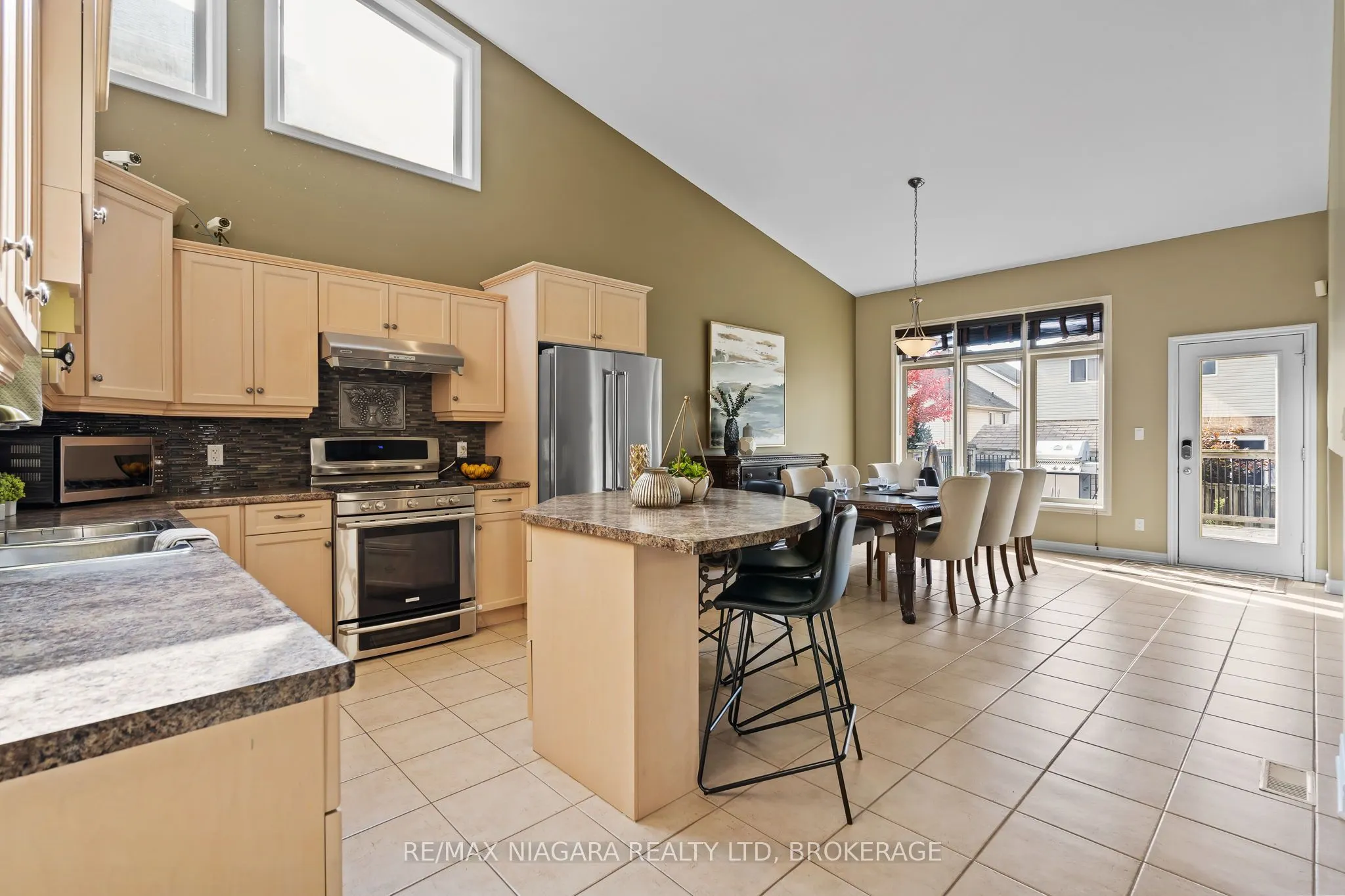 6877 Courtney Crescent