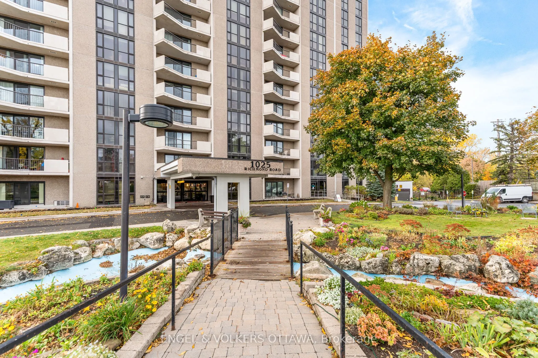 1025 Richmond Road, #704