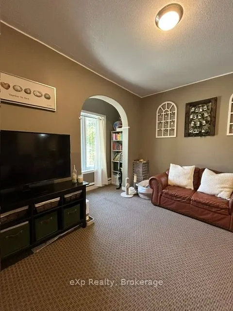 511 Colborne Street S