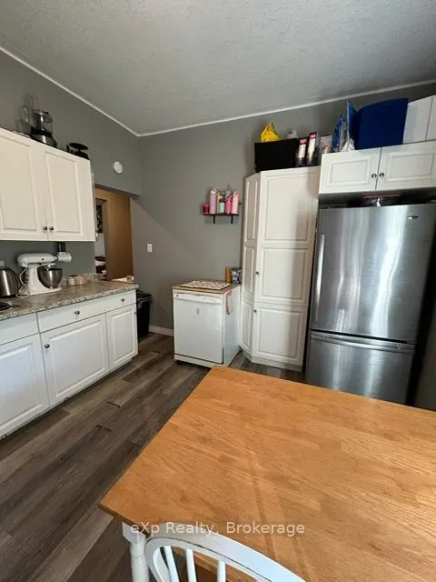 511 Colborne Street S