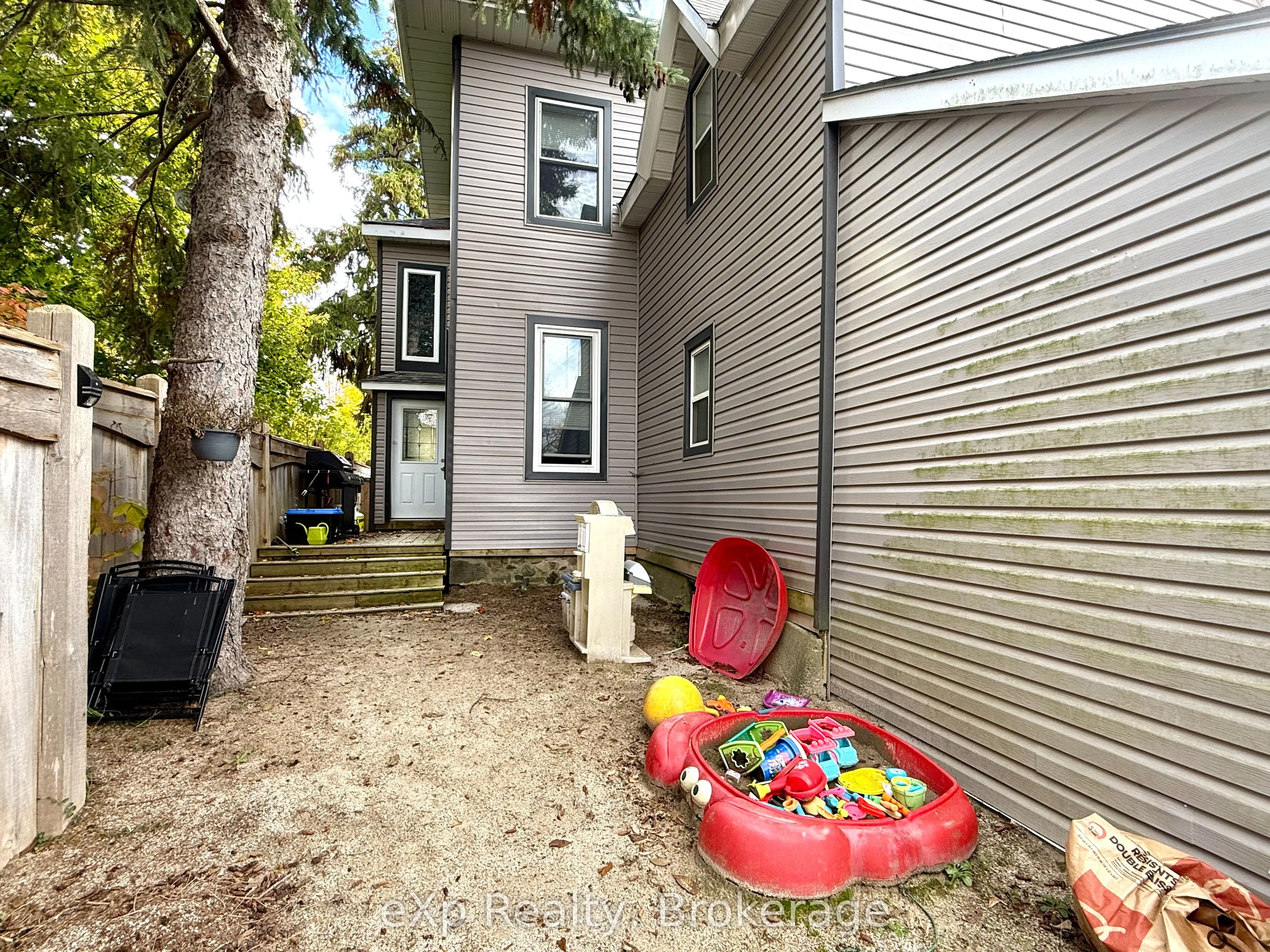 511 Colborne Street S