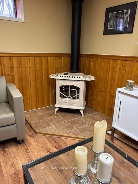 98 Fellowes Crescent