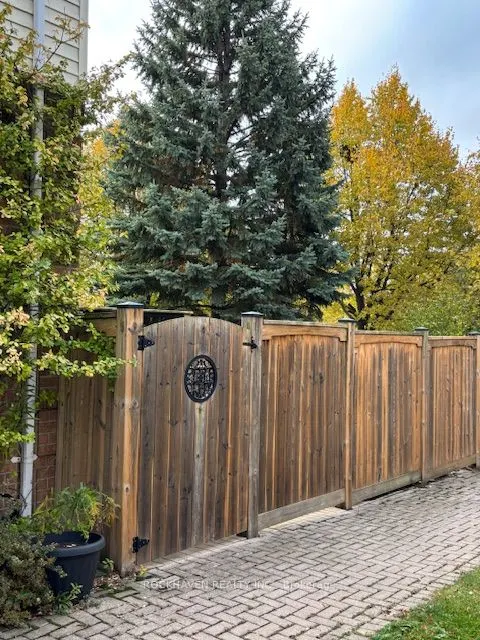 98 Fellowes Crescent