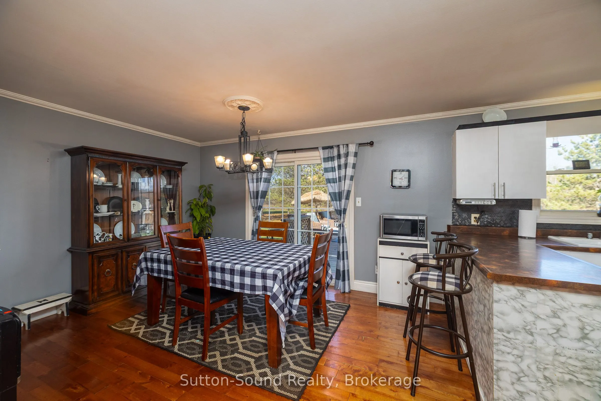 143659 15 Side Road E