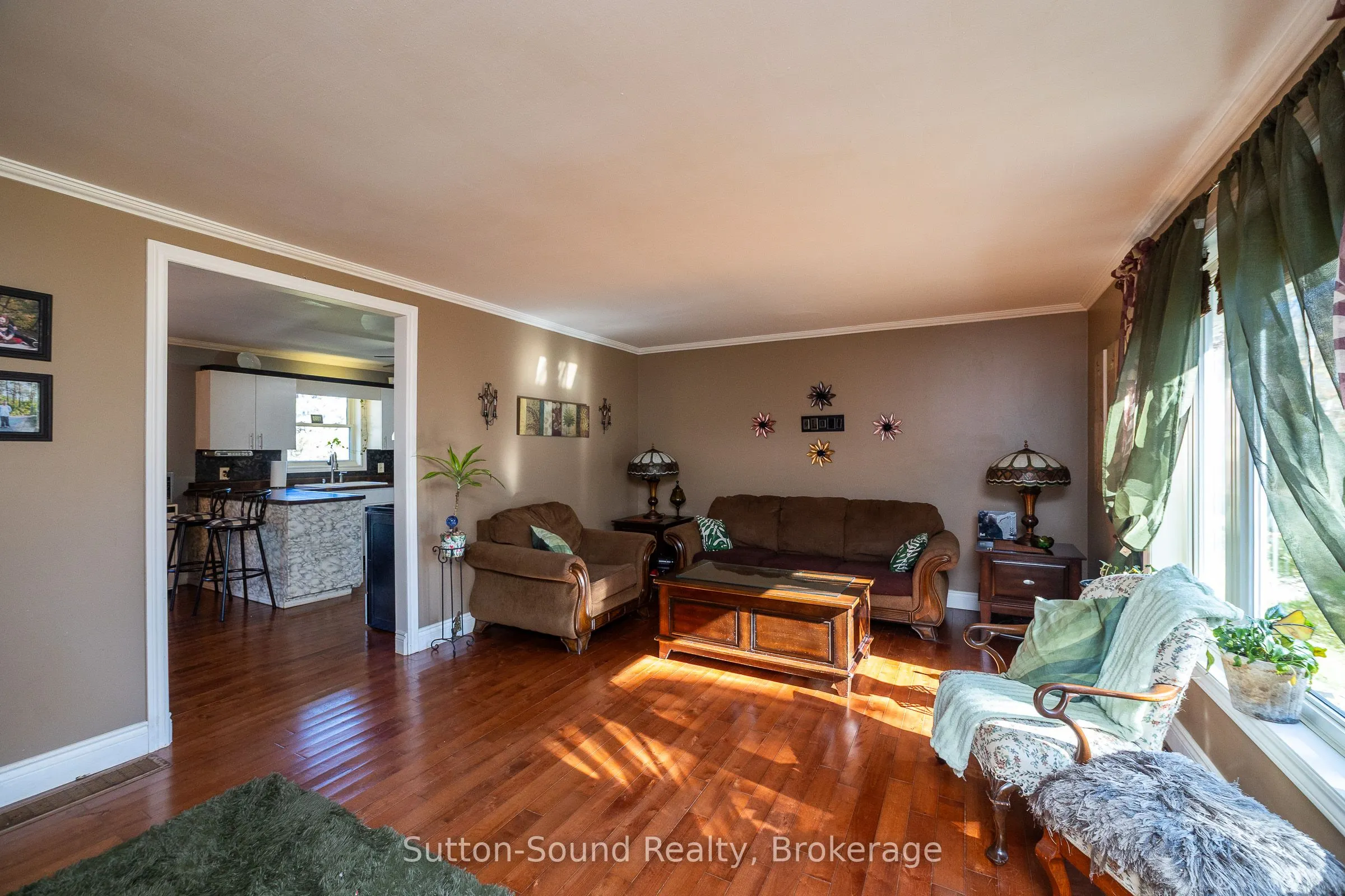 143659 15 Side Road E