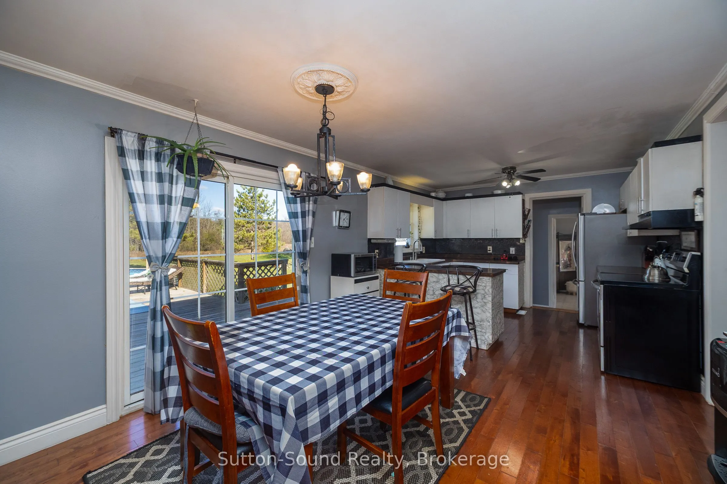 143659 15 Side Road E