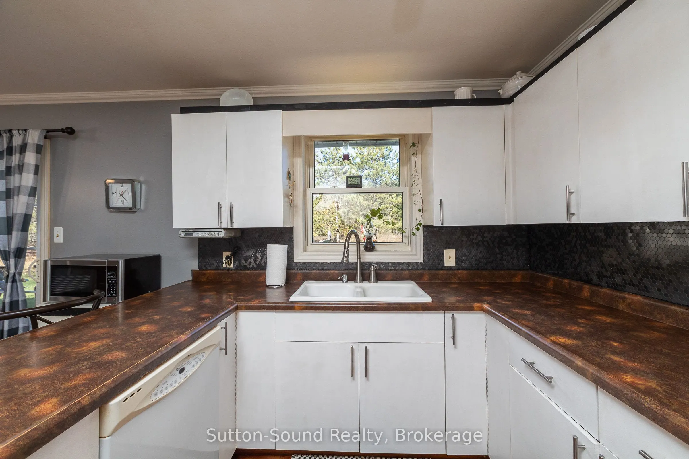 143659 15 Side Road E