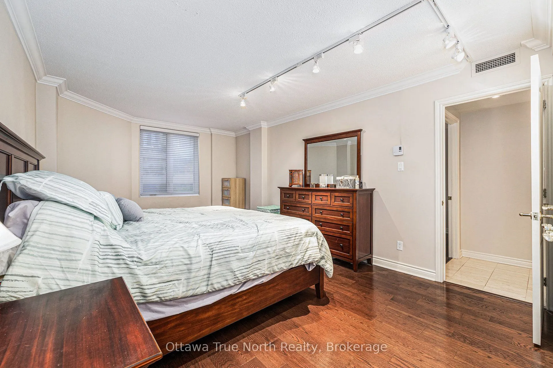 317 Metcalfe Street N, #102