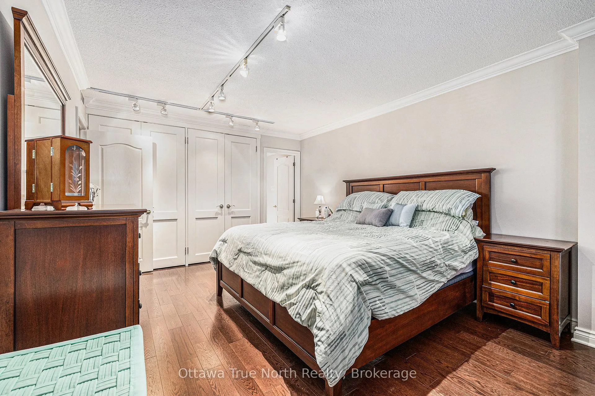 317 Metcalfe Street N, #102