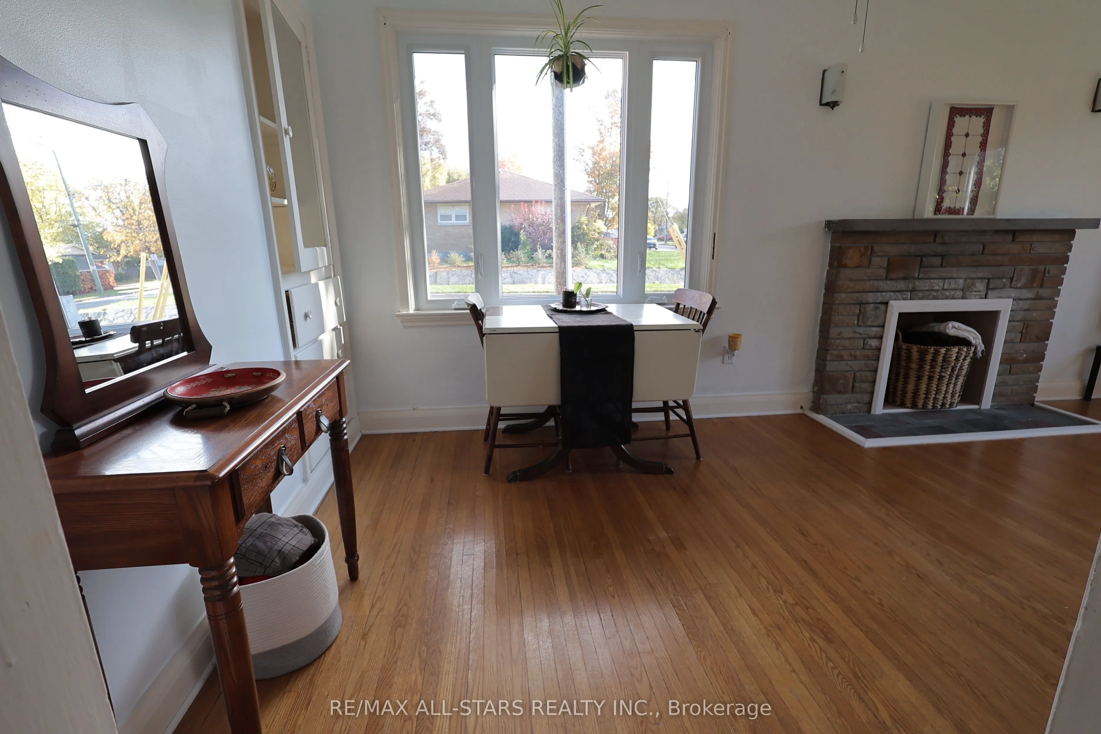 200 University Avenue E