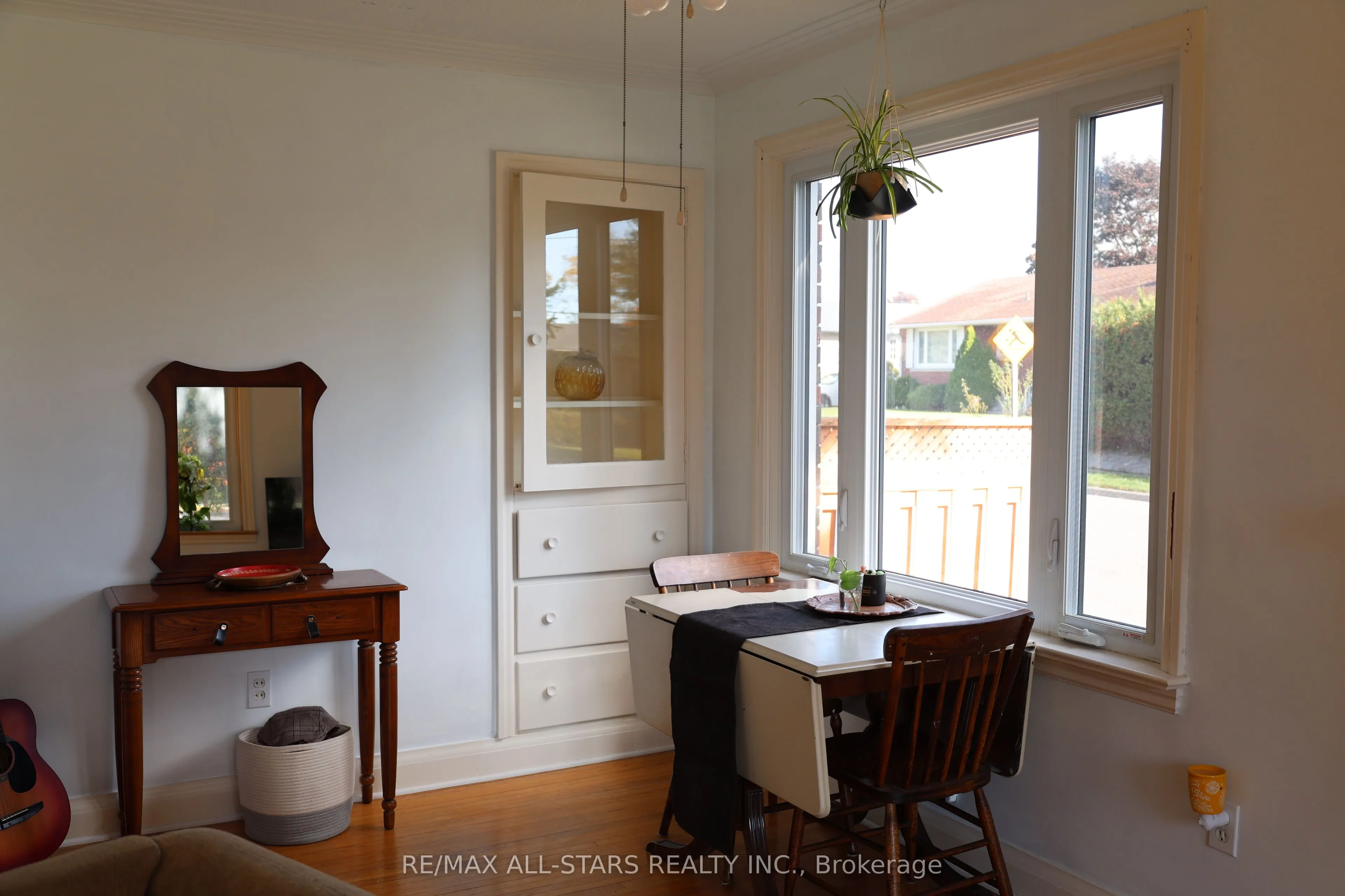 200 University Avenue E