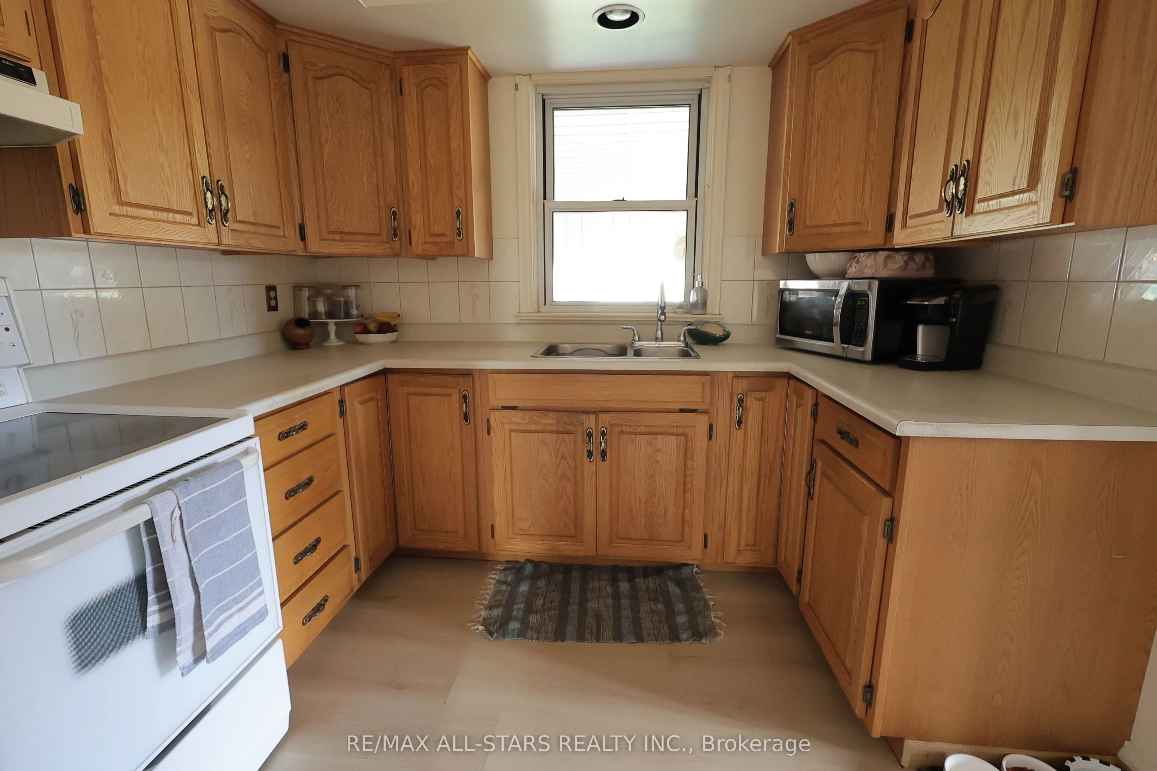 200 University Avenue E