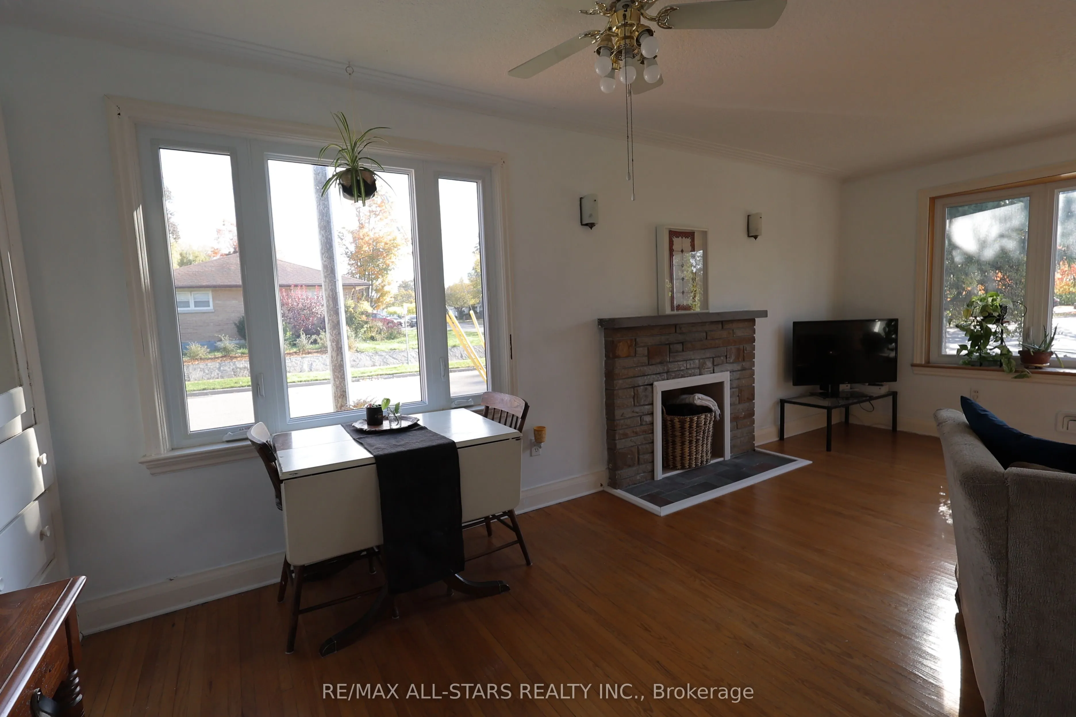 200 University Avenue E