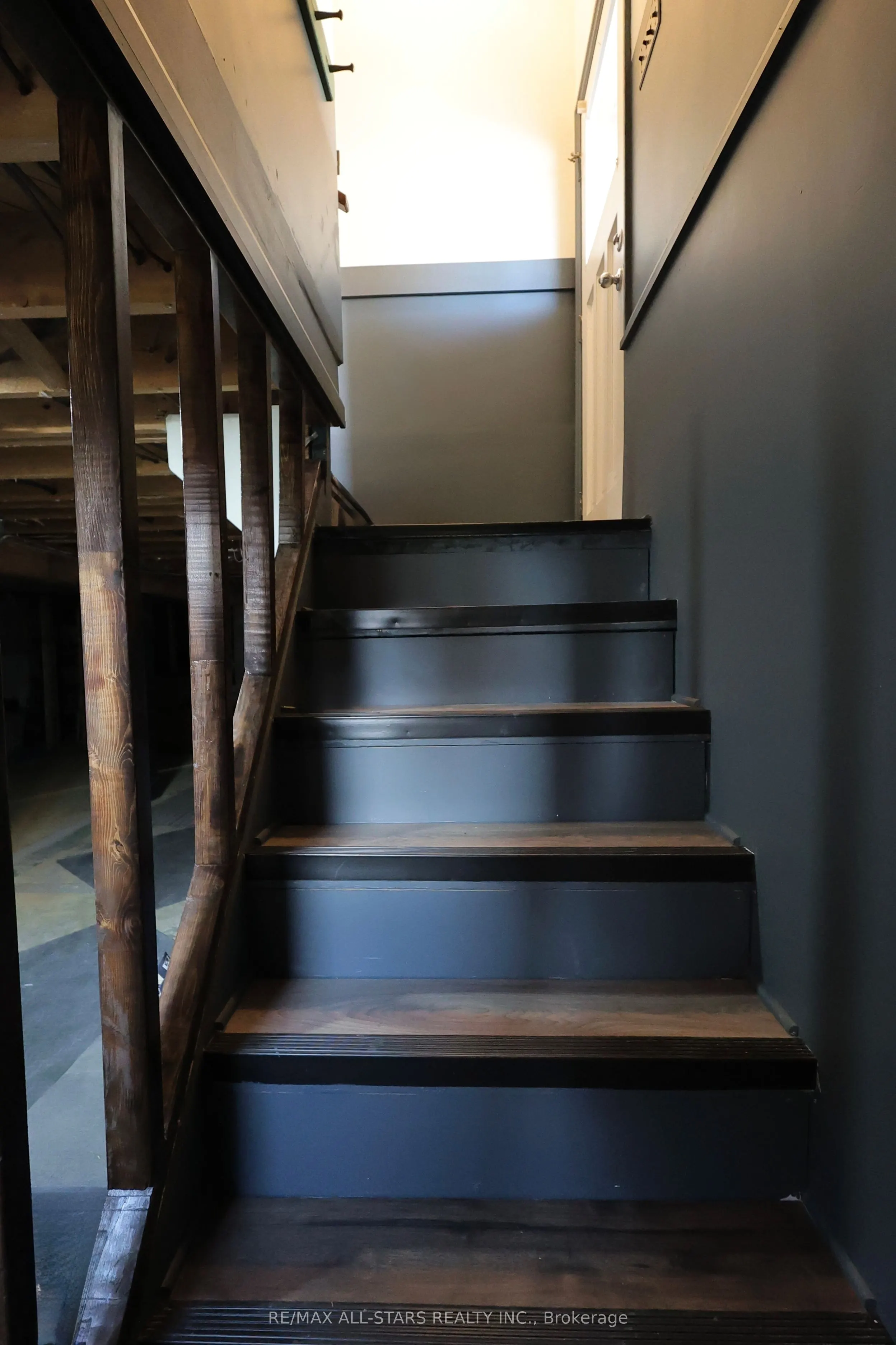 200 University Avenue E