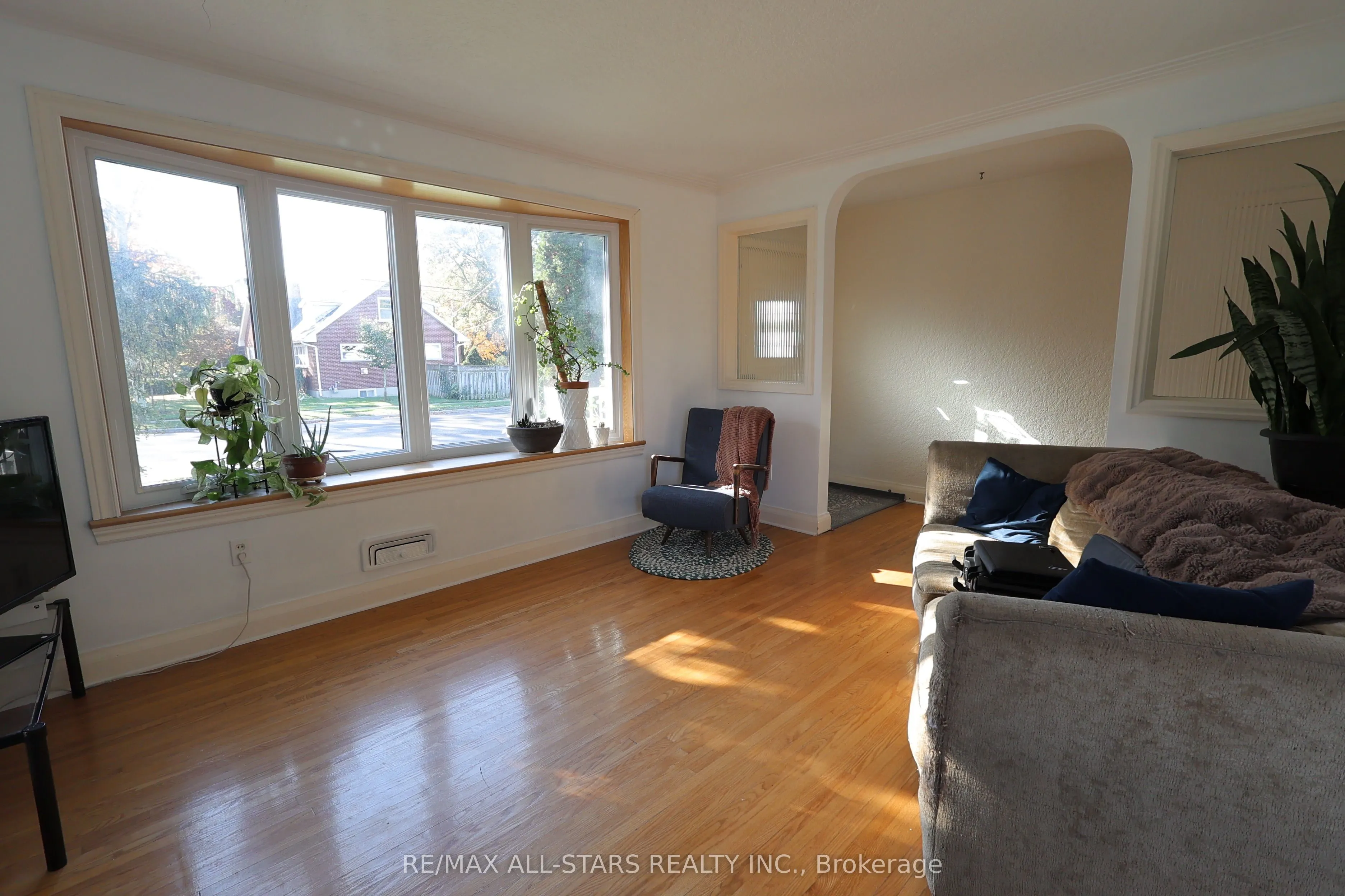 200 University Avenue E