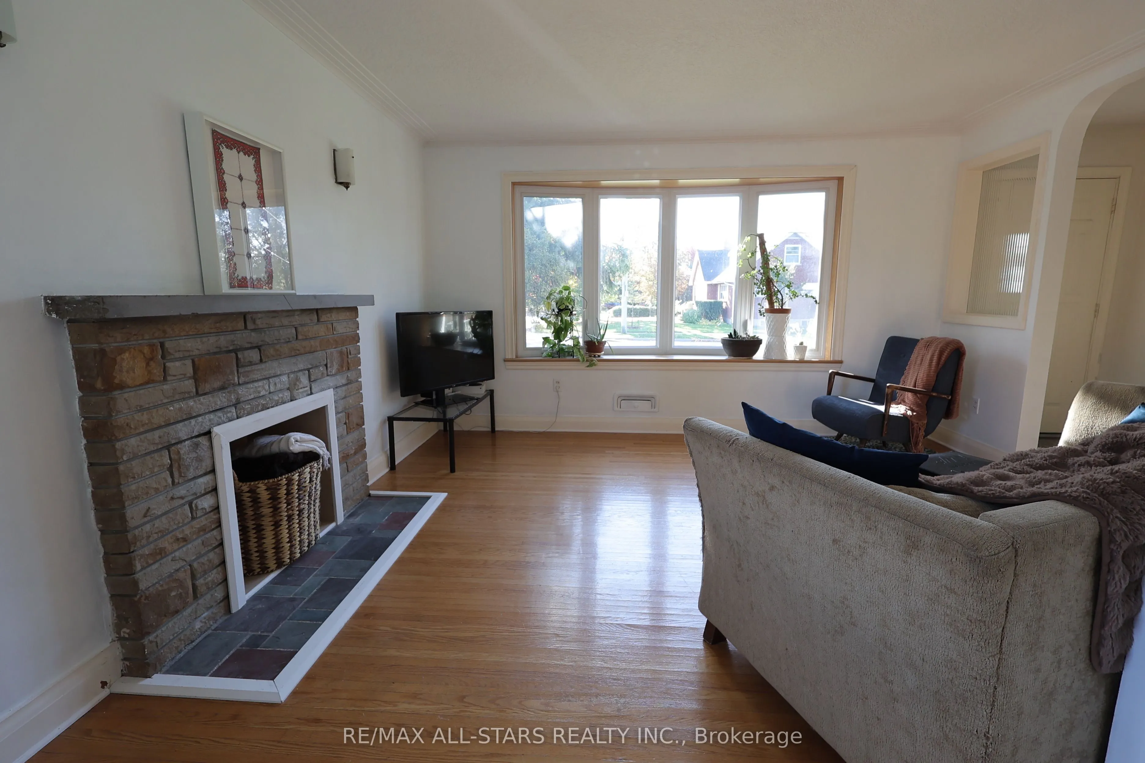 200 University Avenue E