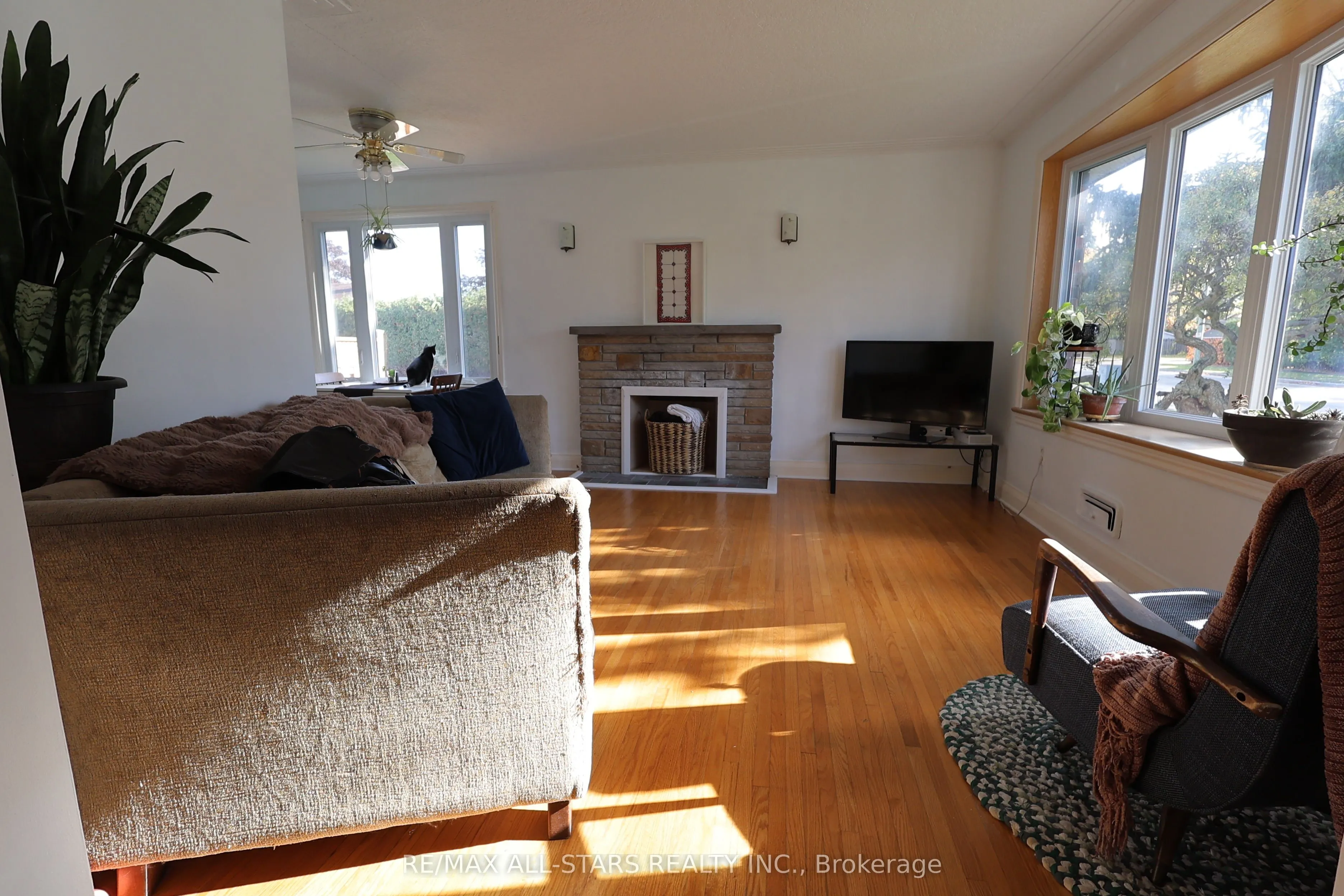 200 University Avenue E