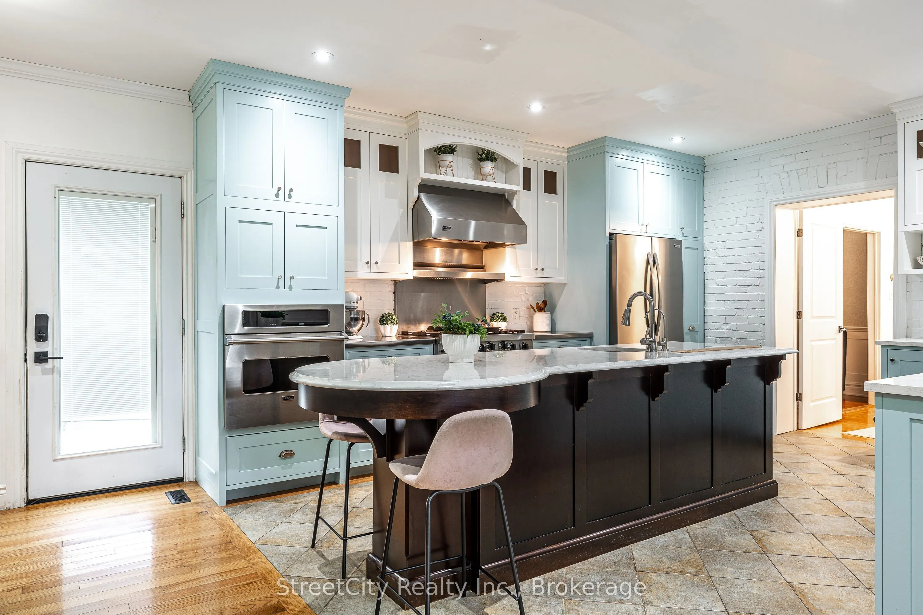 18 Waterloo Street N